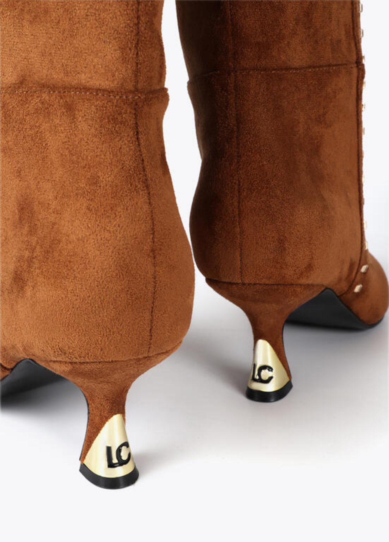 BOTAS COM TACHAS DOURADAS E PORMENOR DE SALTO DOURADO - LOLA CASADEMUNT