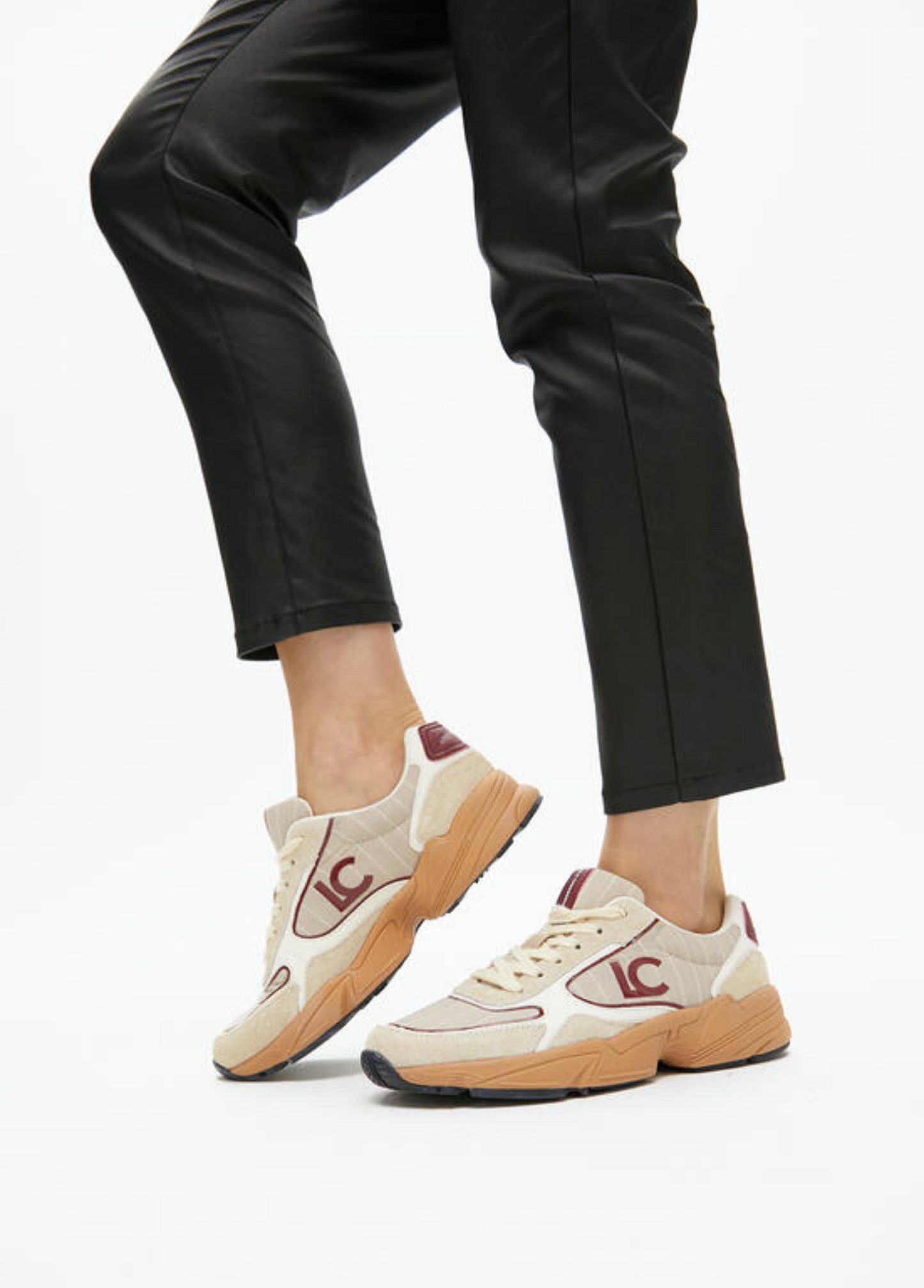 TÉNIS DESPORTIVOS CREME COM DETALHES BORDEAUX - LOLA CASADEMUNT