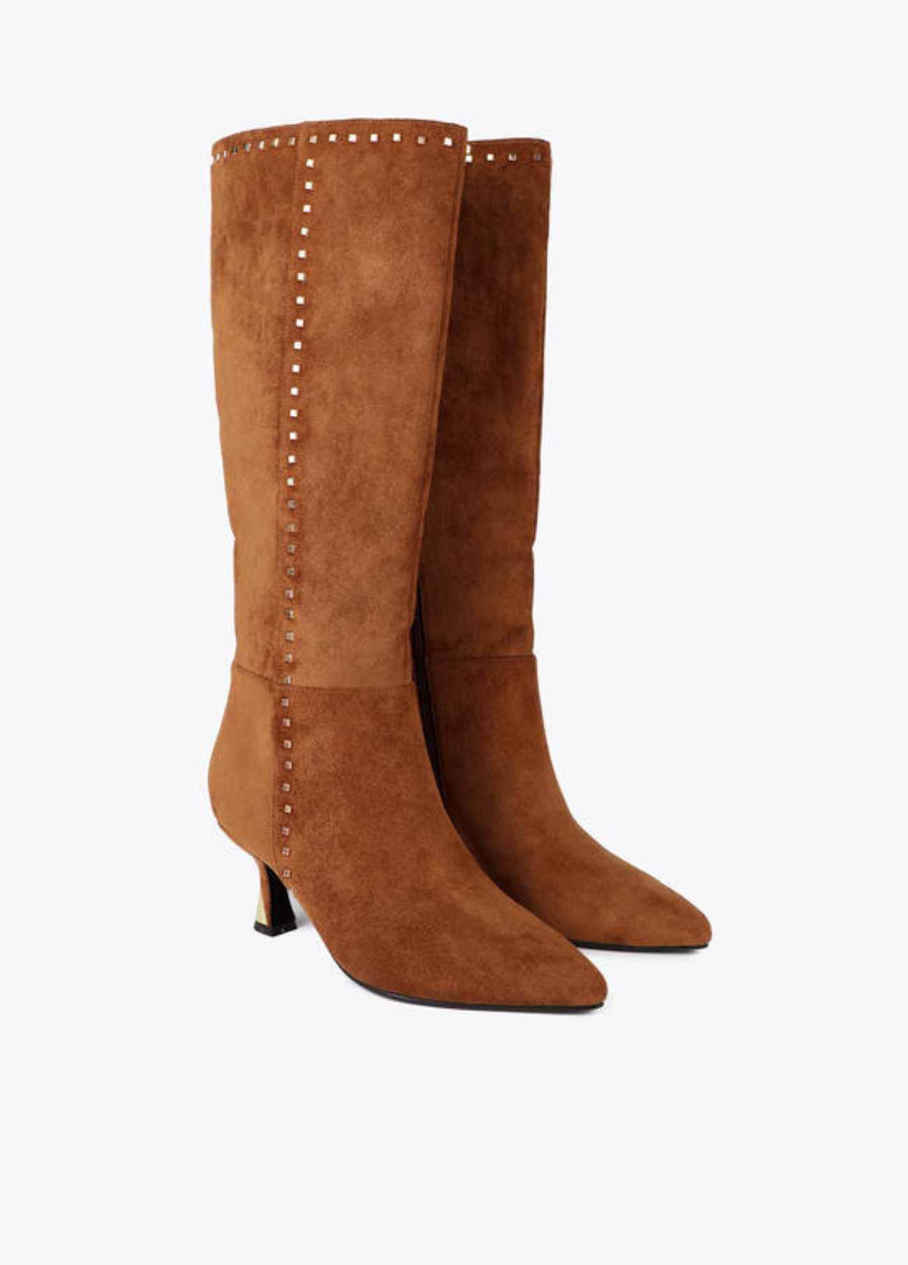 BOTAS COM TACHAS DOURADAS E PORMENOR DE SALTO DOURADO - LOLA CASADEMUNT