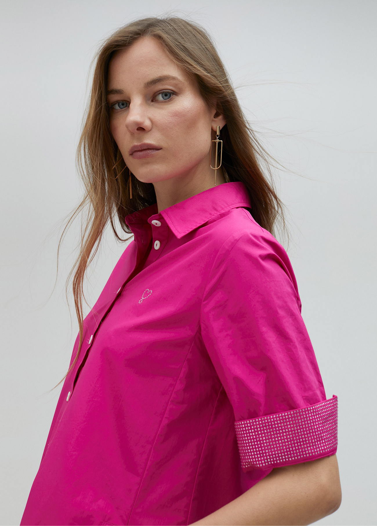 VESTIDO COM PORMENOR DE STRASS NAS MANGAS - LOLA CASADEMUNT