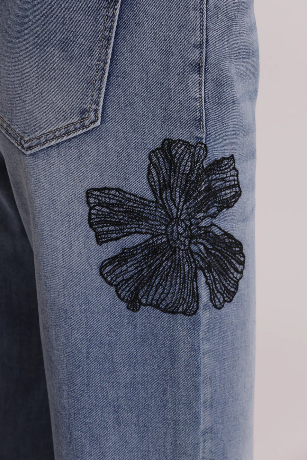 JEANS COM BORDADOS FLORAIS - MIMI MUA