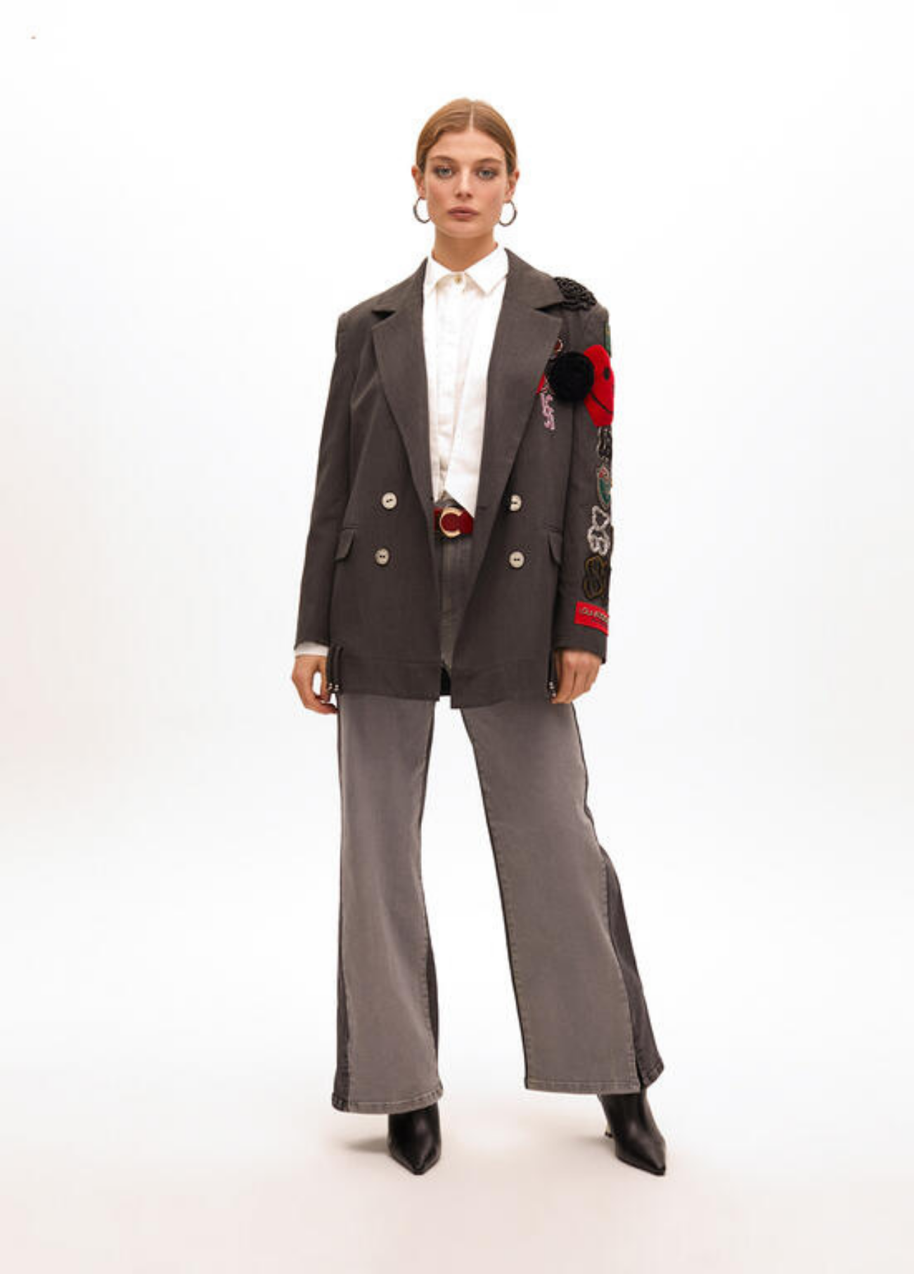 BLAZER OVERSIZED CINZA COM APLICAÇÕES E BORDADOS - LOLA CASADEMUNT