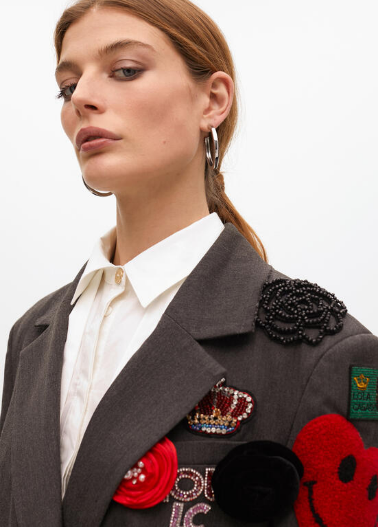 BLAZER OVERSIZED CINZA COM APLICAÇÕES E BORDADOS - LOLA CASADEMUNT