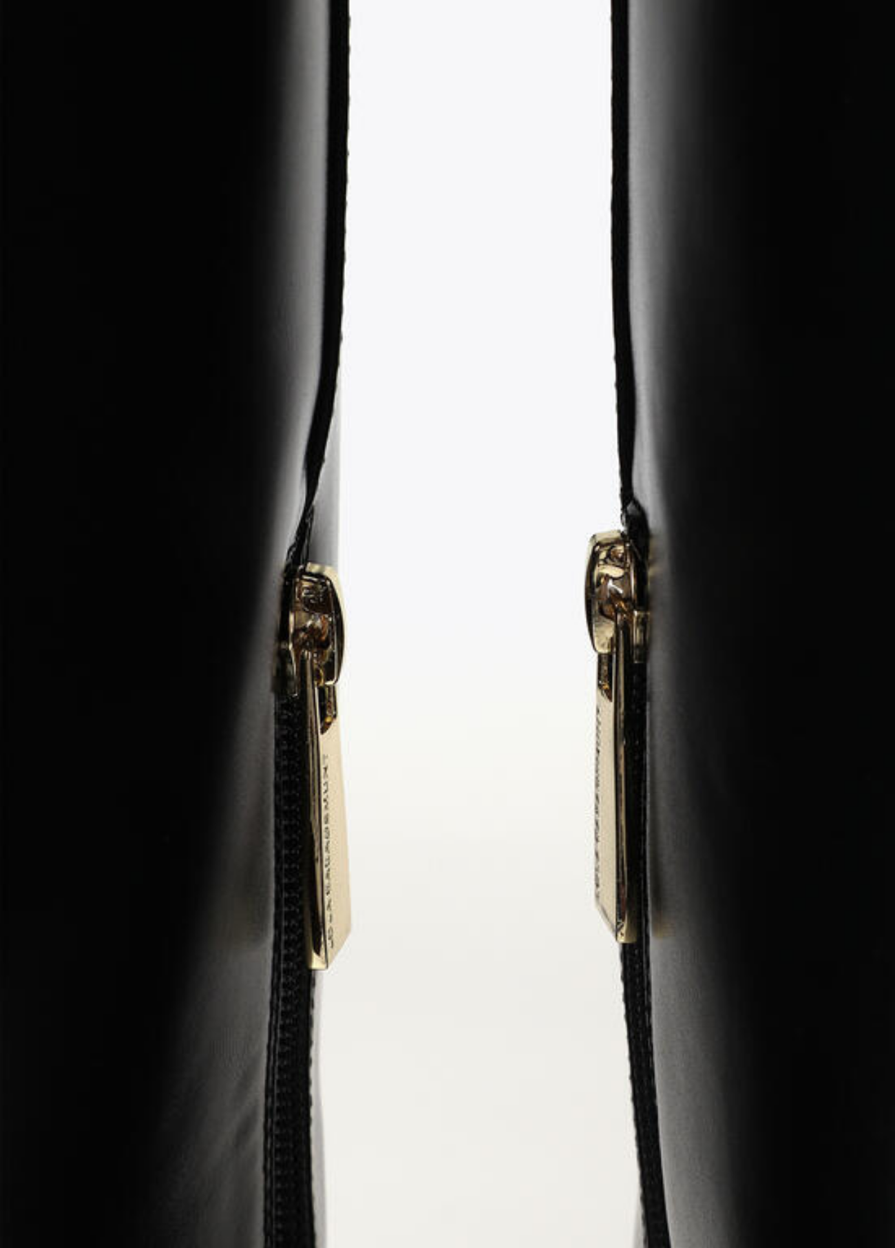 BOTAS COM TACHAS DOURADAS E PORMENOR DE SALTO DOURADO - LOLA CASADEMUNT