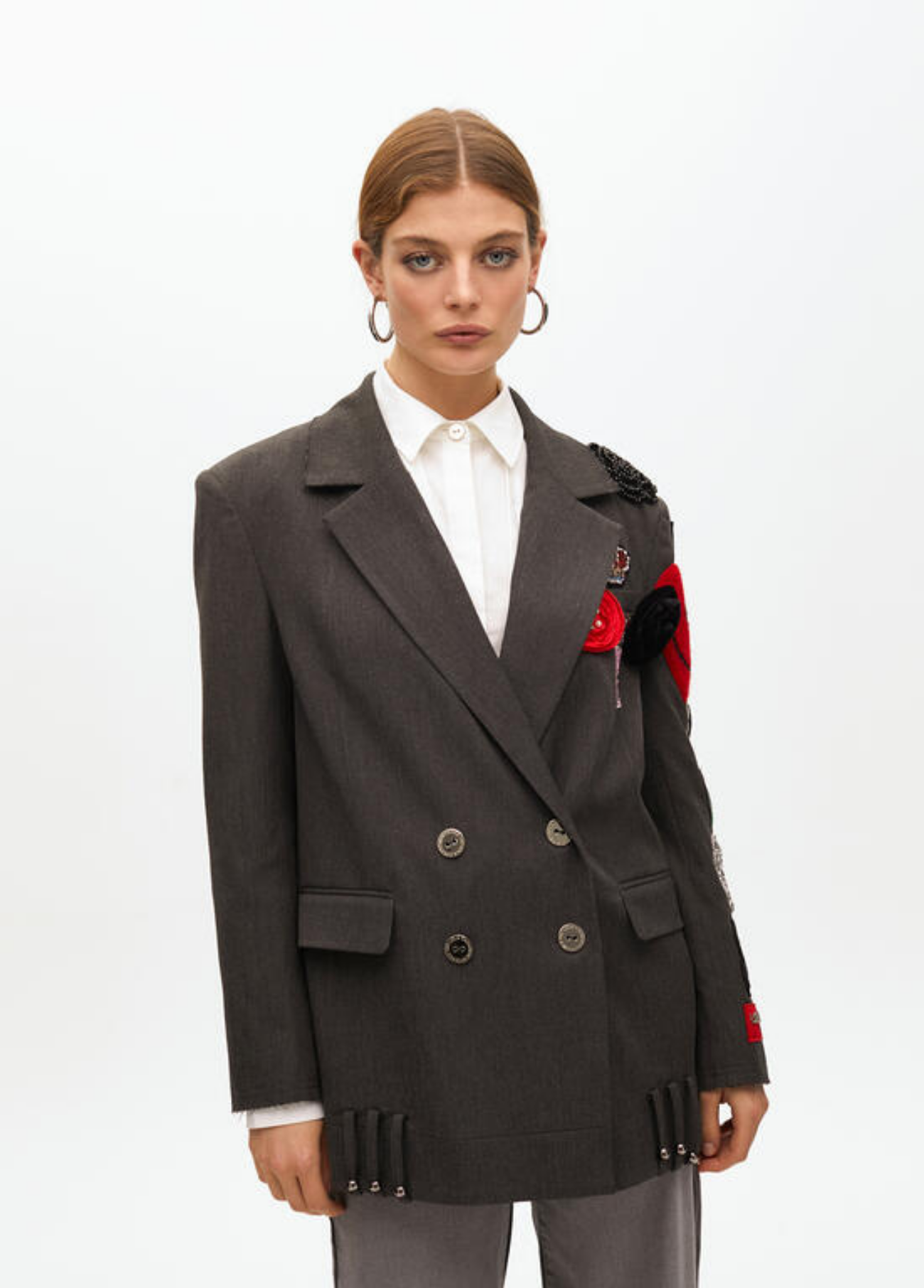 BLAZER OVERSIZED CINZA COM APLICAÇÕES E BORDADOS - LOLA CASADEMUNT
