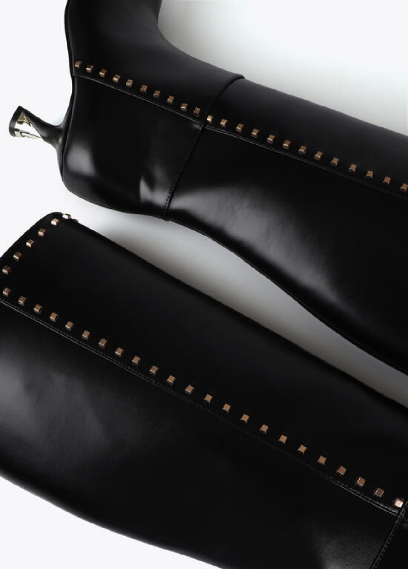 BOTAS COM TACHAS DOURADAS E PORMENOR DE SALTO DOURADO - LOLA CASADEMUNT