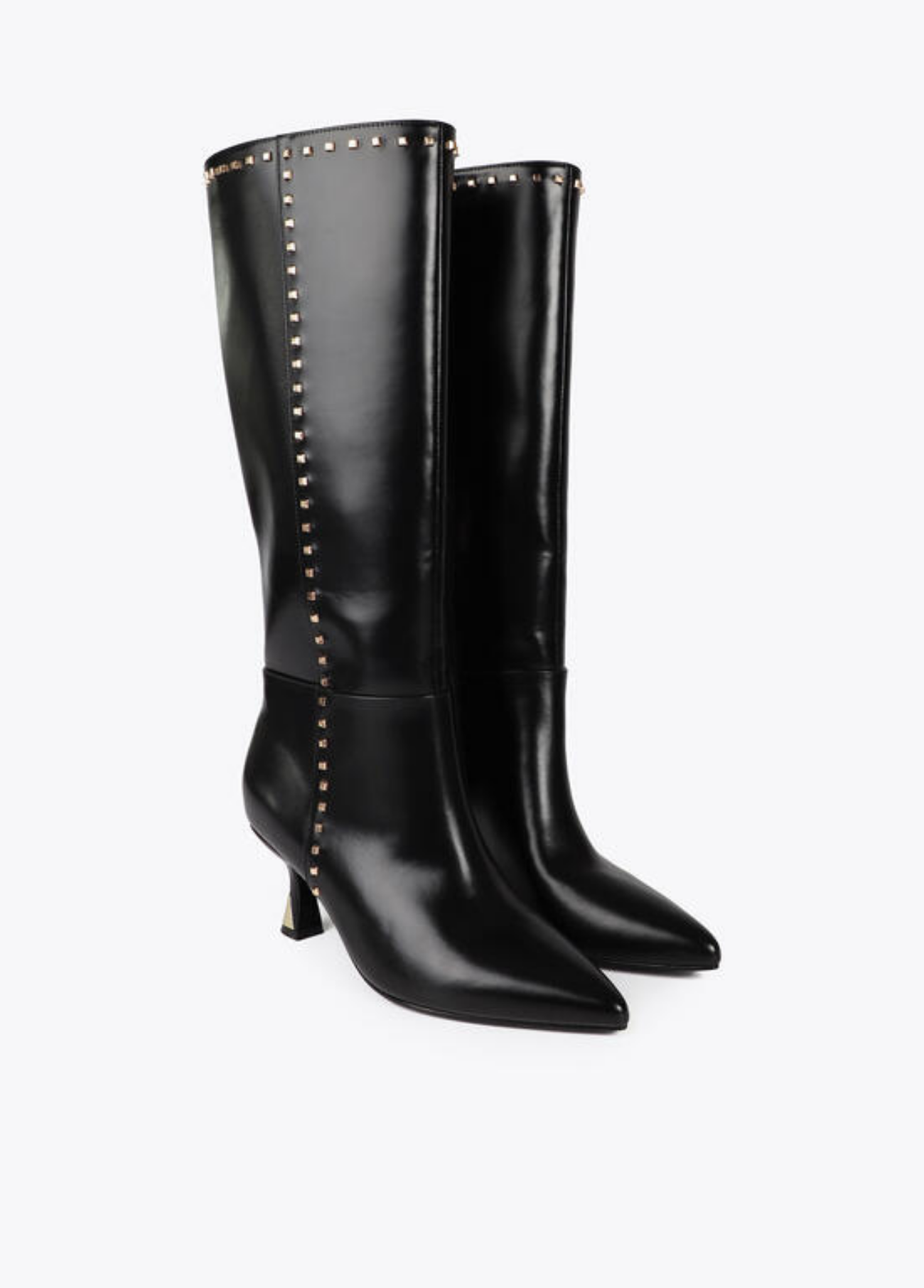 BOTAS COM TACHAS DOURADAS E PORMENOR DE SALTO DOURADO - LOLA CASADEMUNT