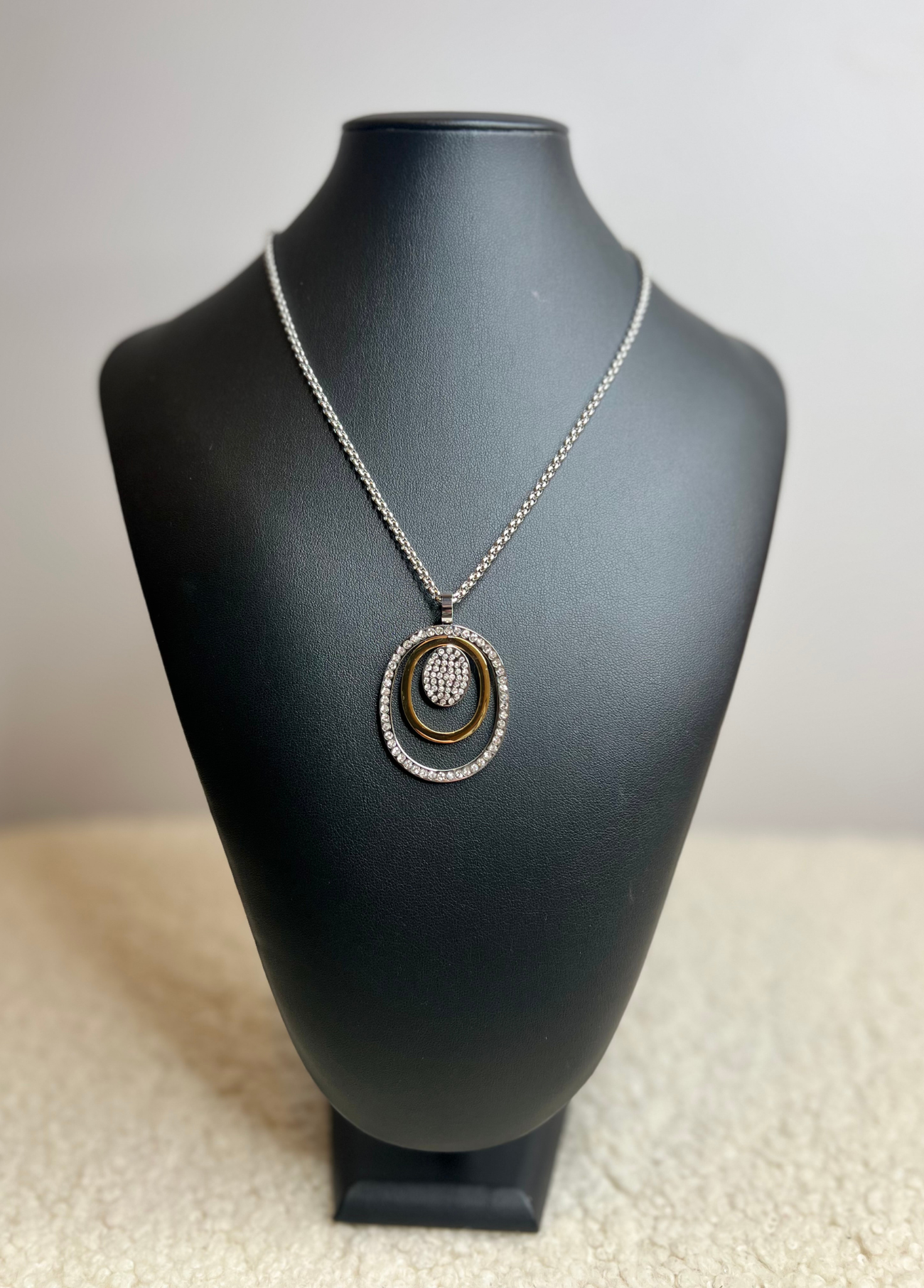 COLAR PENDENTE DOURADO E PRATA COM BRILHOS - BASTTA