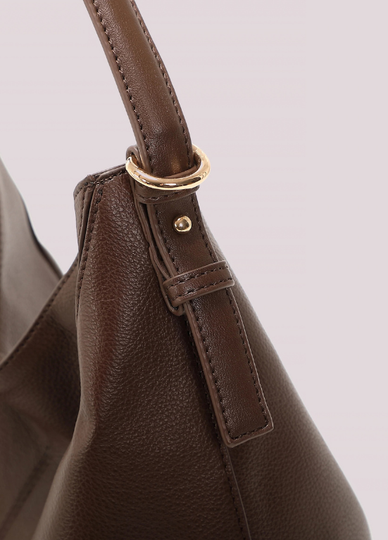 MALA DE FORMATO MODERNO COM LOGO NO ZIPPER - MIMI MUA