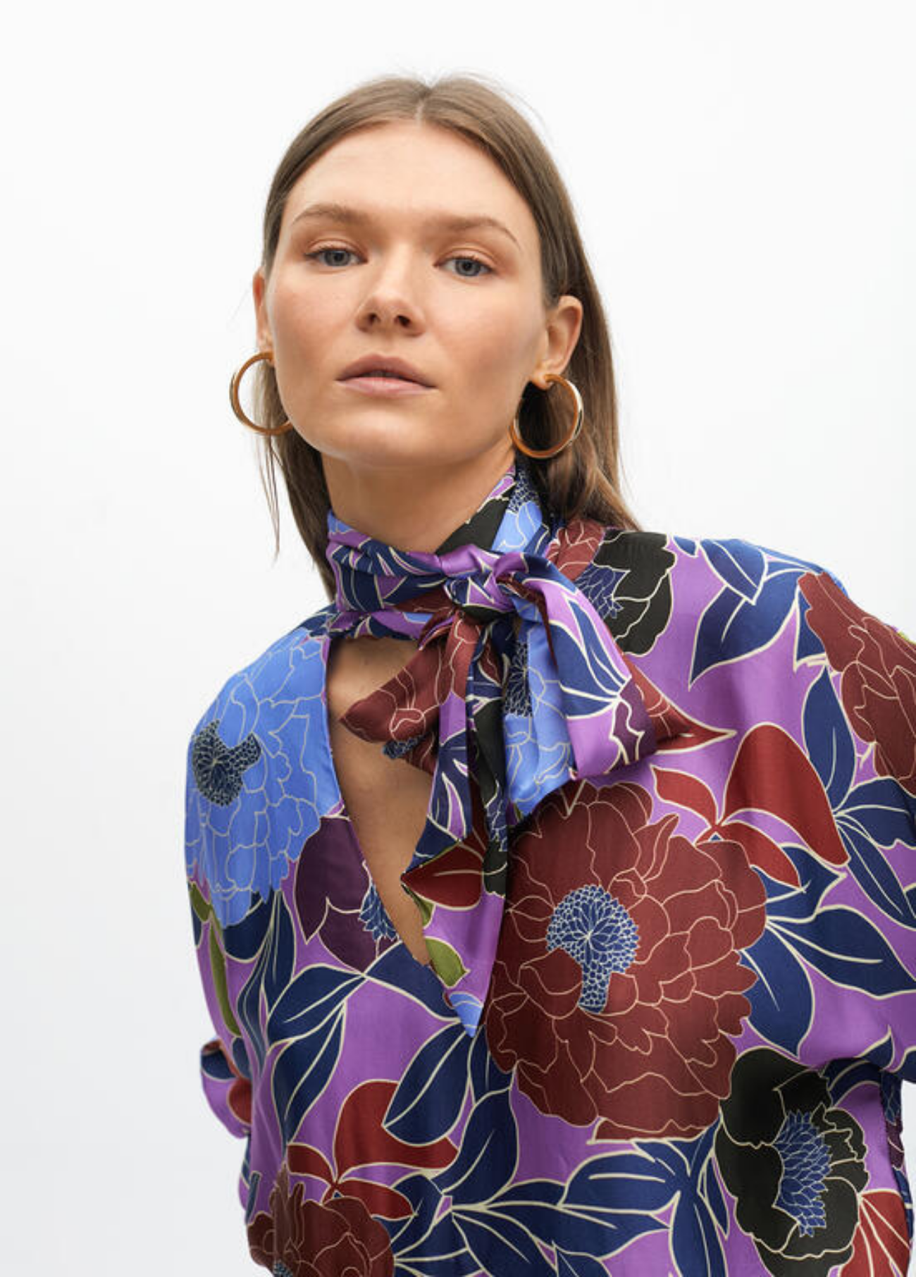 CAMISA ESTAMPADO FLORAL COM LAÇO NA GOLA - LOLA CASADEMUNT BY MAITE
