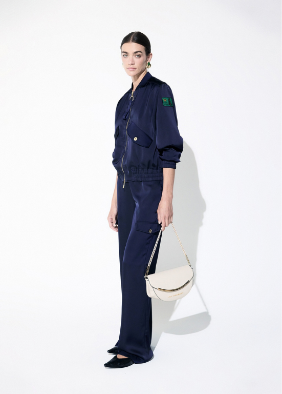BOMBER COM EFEITO DE CETIM SUAVE, FECHO ZIPER E BOLSOS COM ABA - LOLA CASADEMUNT