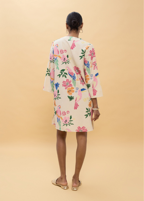 VESTIDO CURTO COM TEMA BOÊMIO E COLORIDO - LOLA CASADEMUNT