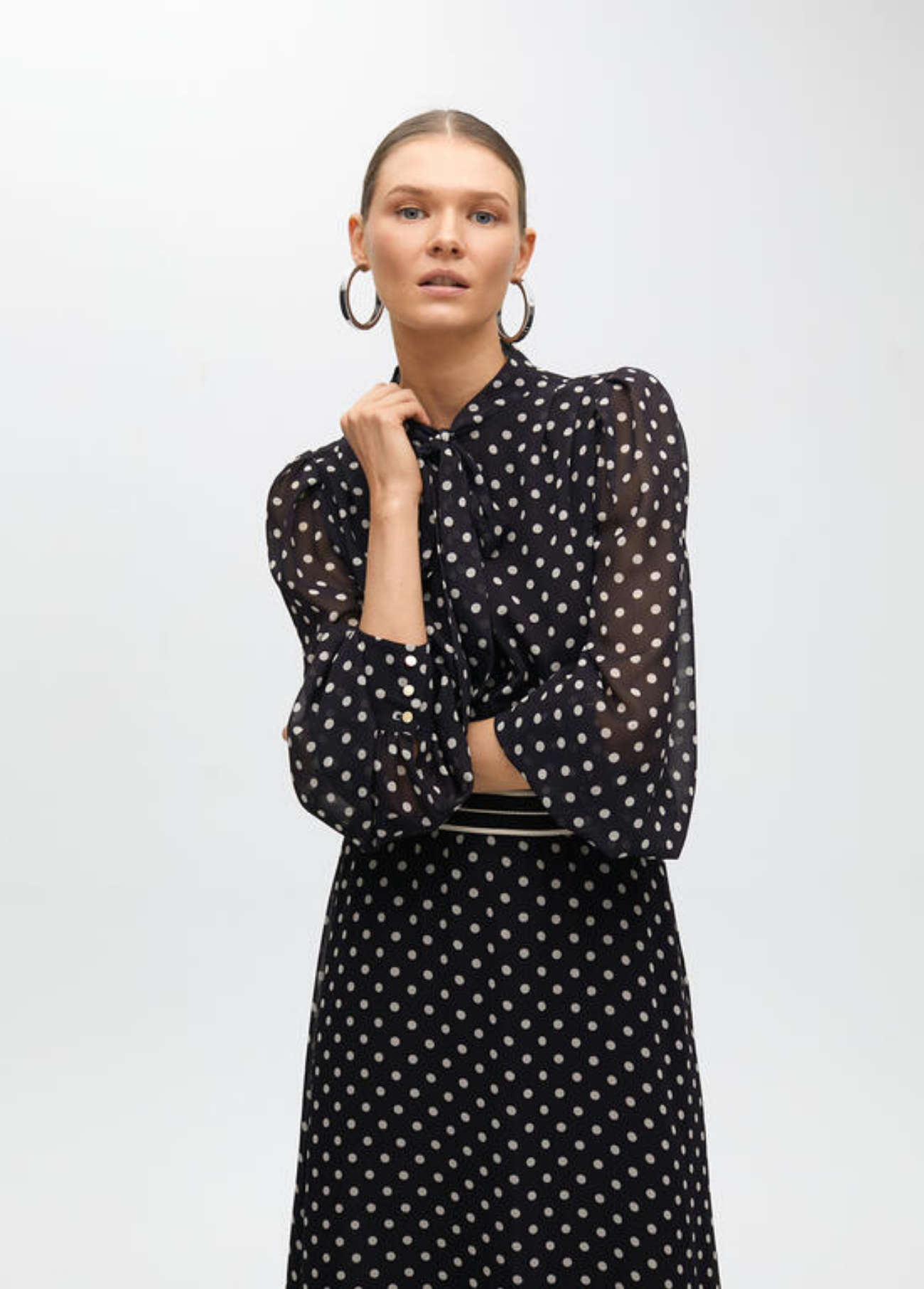VESTIDO MIDI PRETO PADRÃO POÁS E LAÇO NA GOLA - LOLA CASADEMUNT BY MAITE