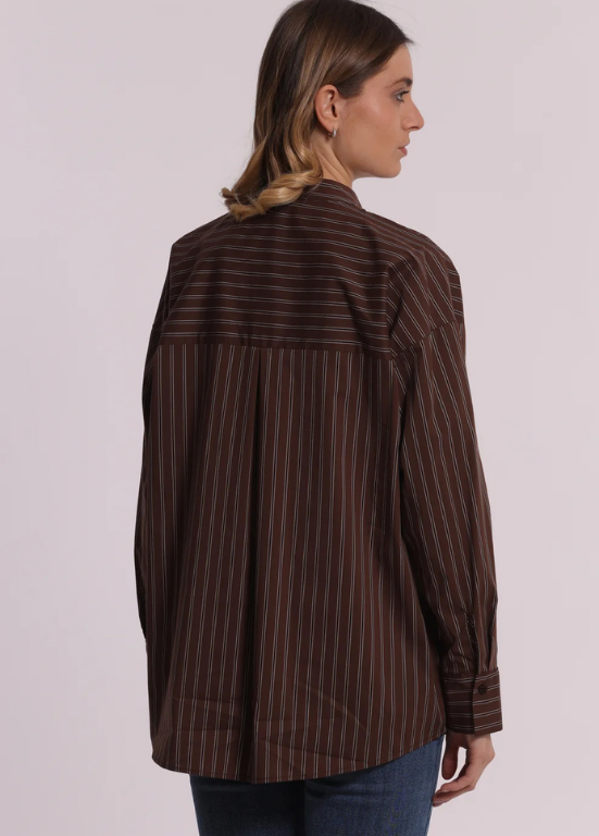 CAMISA DE RISCAS VERTICAIS COM CONTRASTE BICOLOR E BOTÃO MAXI - MIMI MUA