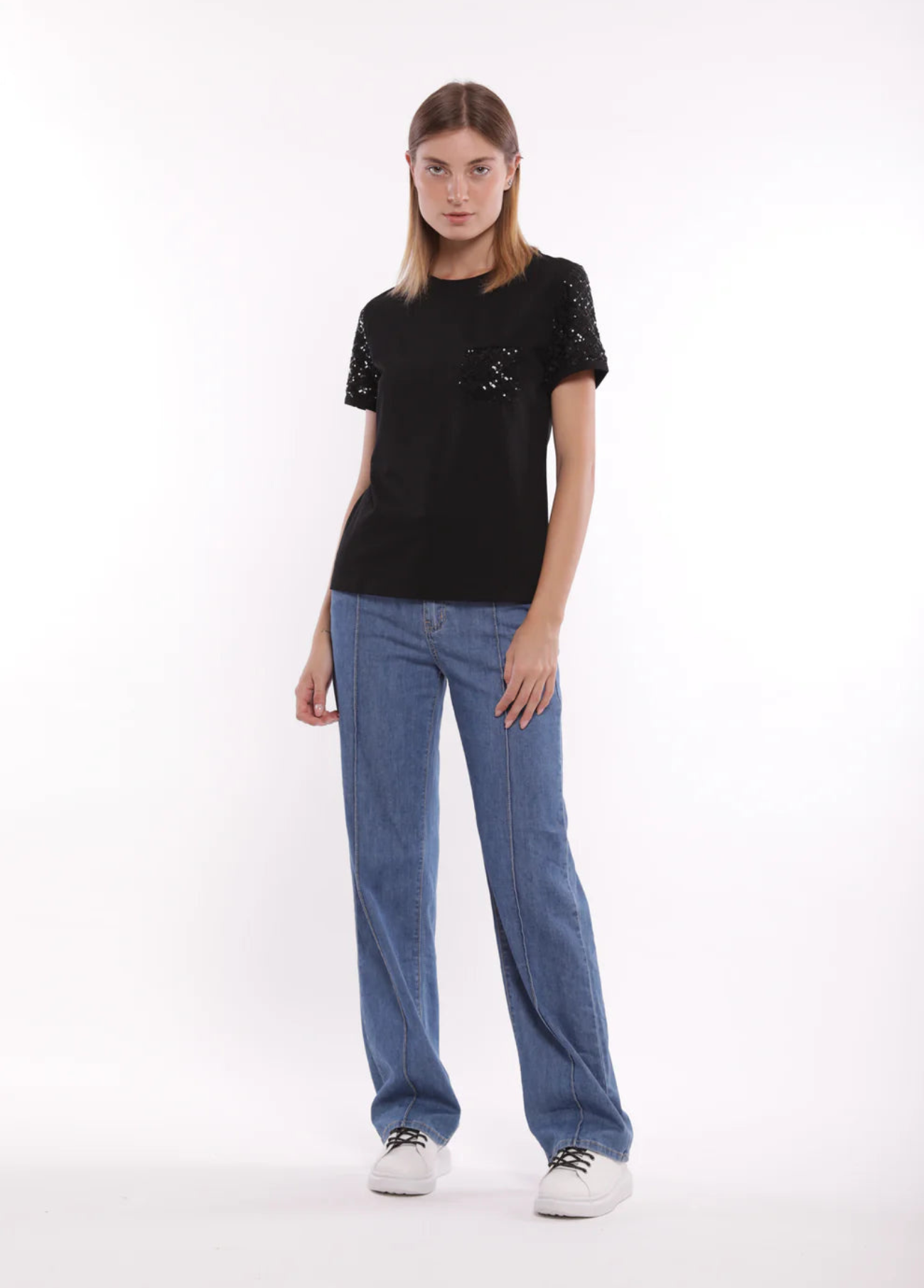 T-SHIRT COM BOLSO E MANGAS DE LANTEJOULAS - MIMI MUA