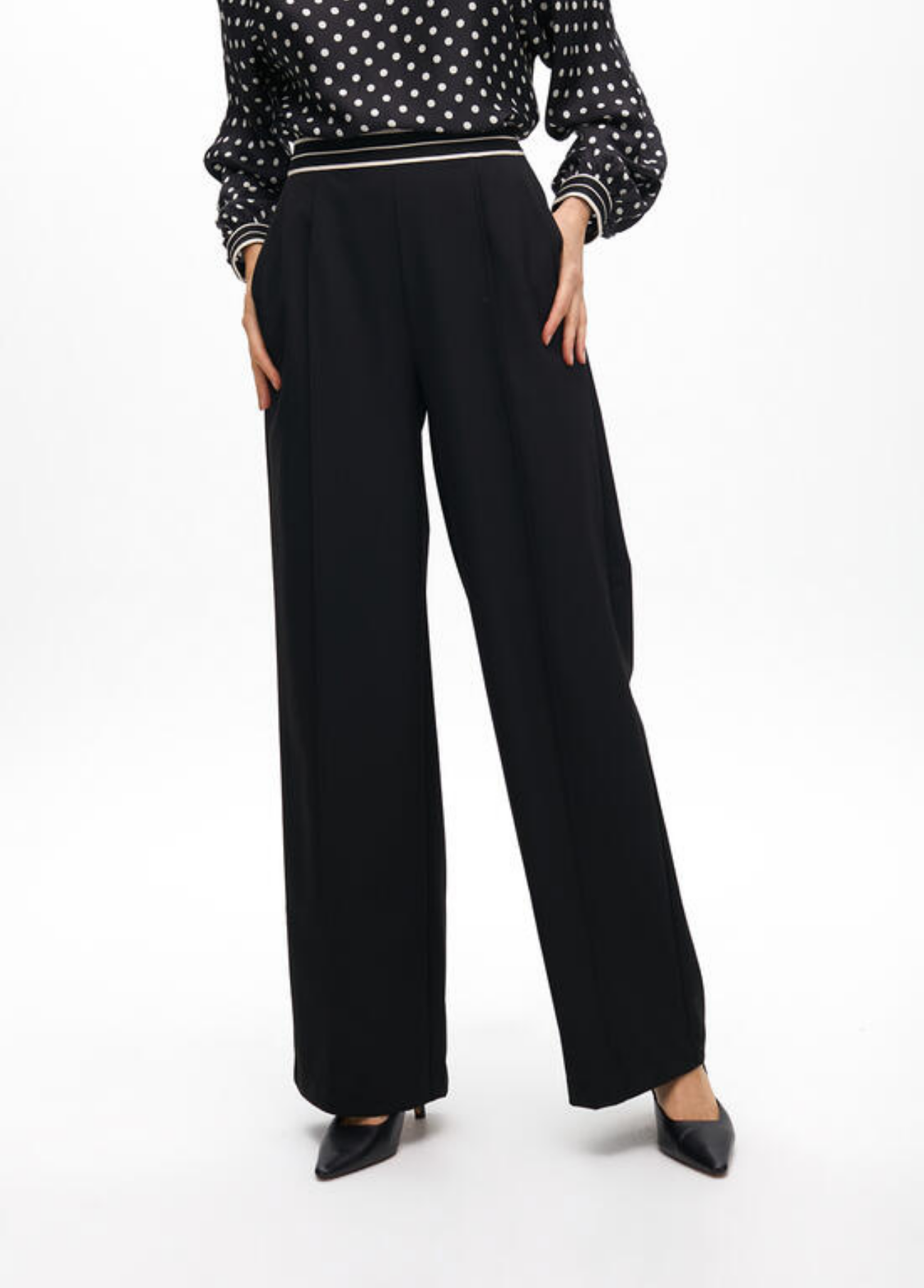 CALÇAS PRETAS WIDE LEG COM CINTURA ELÁSTICA ÀS RISCAS - LOLA CASADEMUNT