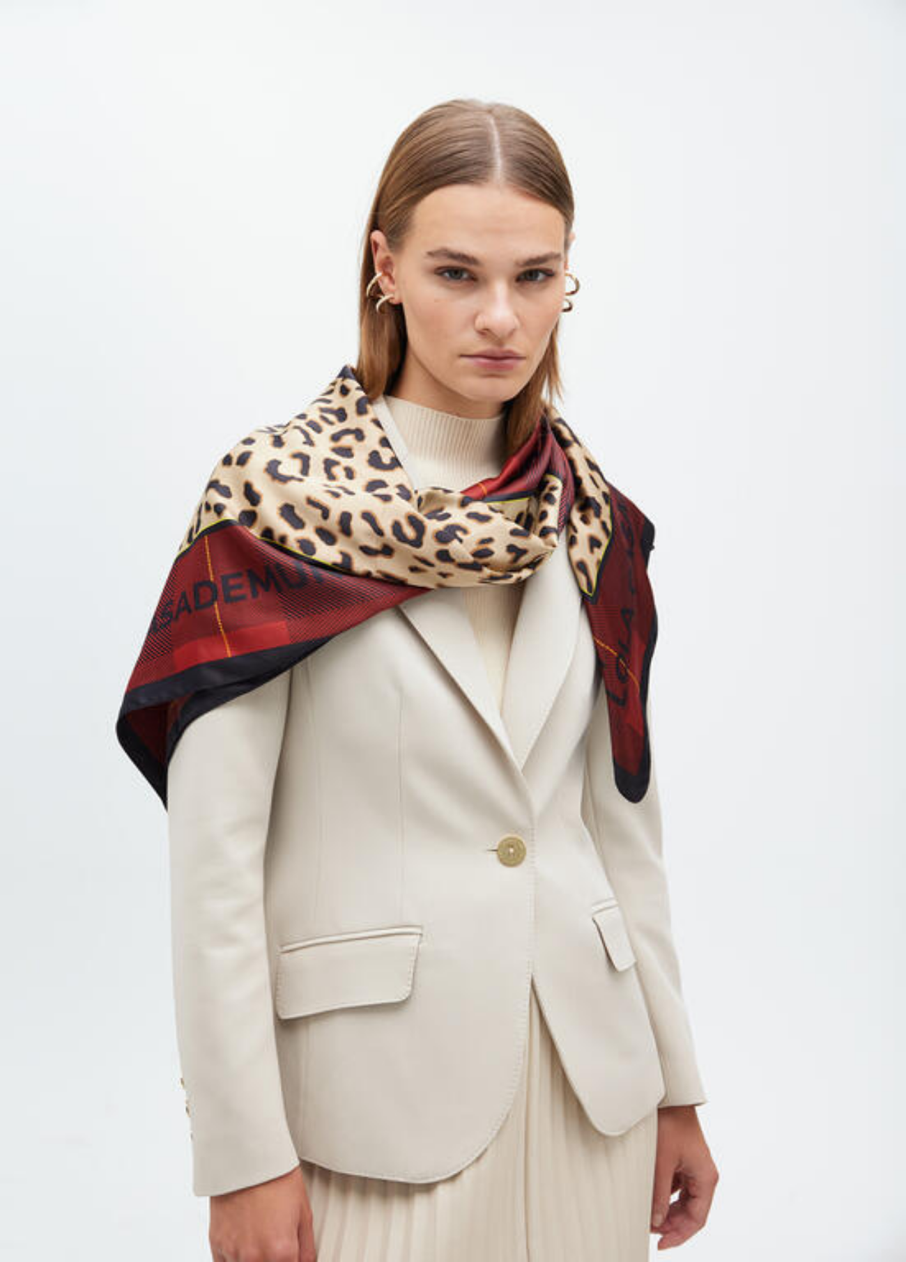 LENÇO ACETINADO ANIMAL PRINT COM XADREZ E BRASĀO LC - LOLA CASADEMUNT