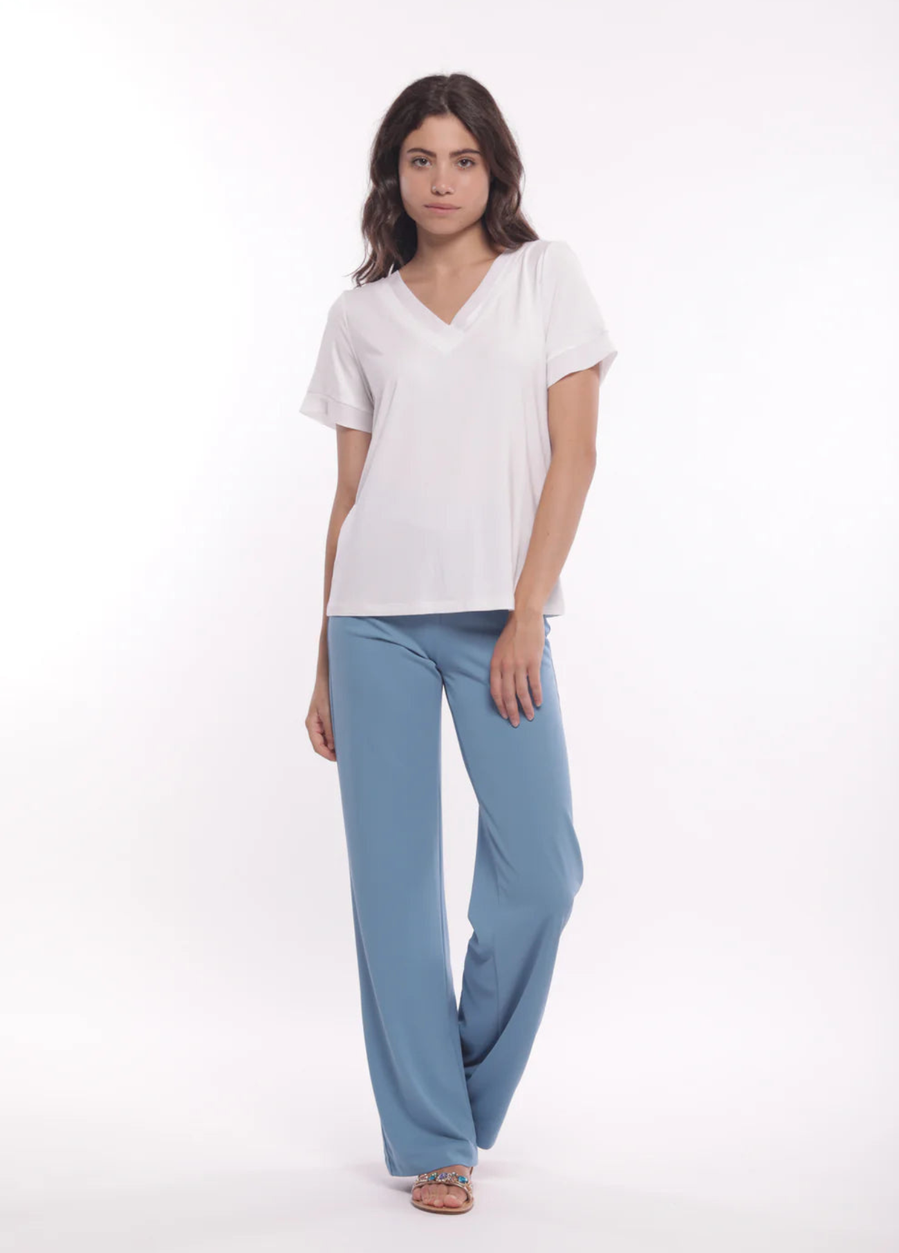 T-SHIRT COM DECOTE EM V E DETALHES EM GEORGETTE