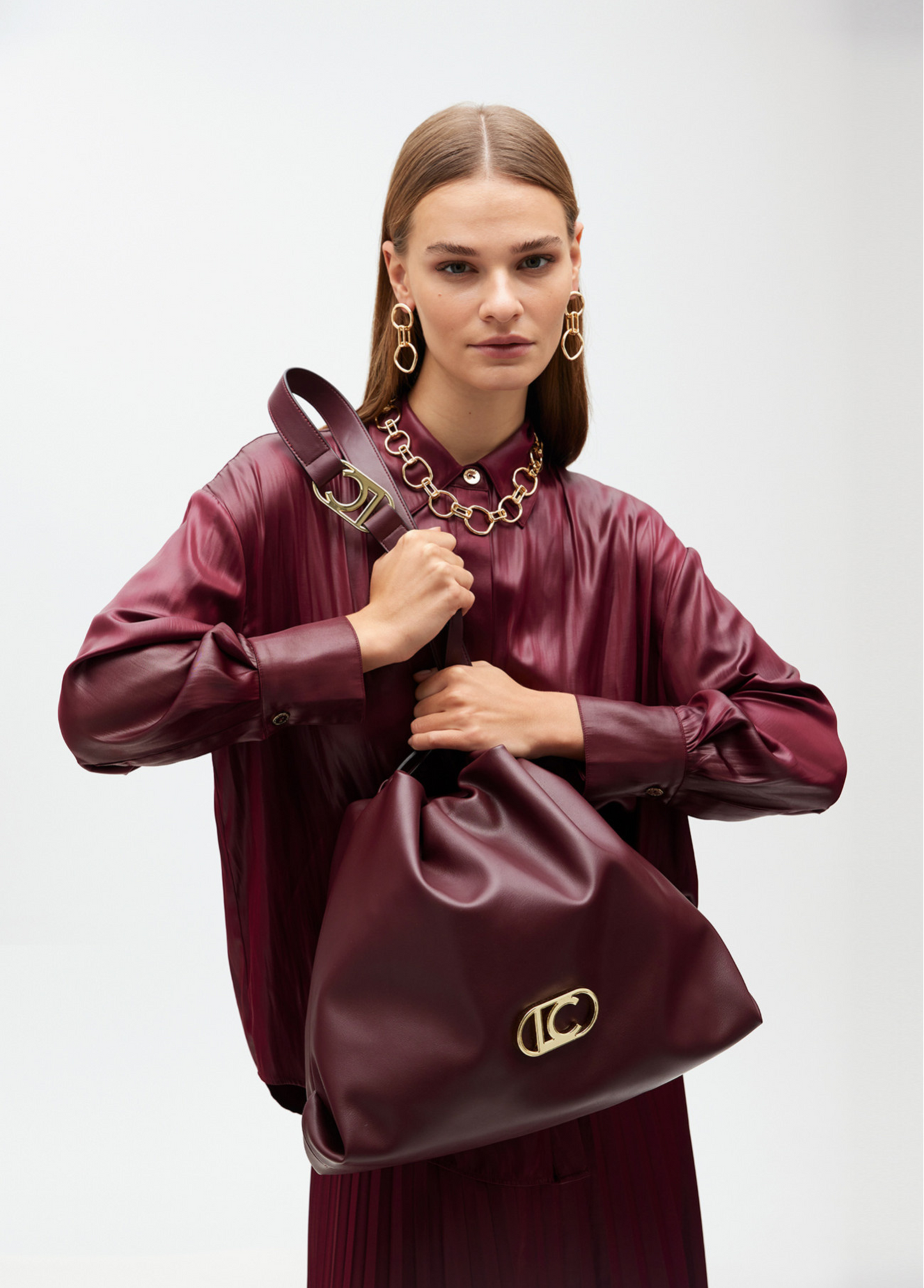 MALA SHOPPER EM ECOPELE COM LOGO OVAL - LOLA CASADEMUNT