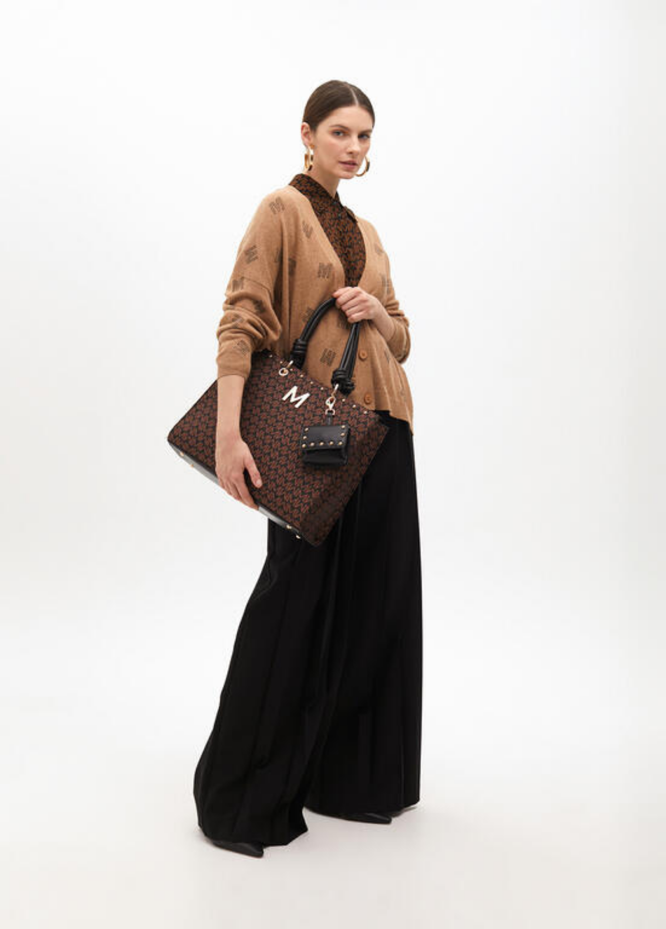 CARDIGAN CAMEL COM LETRAS ESTAMPADAS EM CONTRASTE - LOLA CASADEMUNT BY MAITE