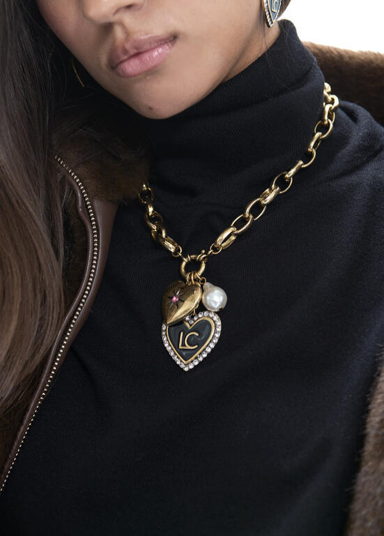 COLAR DOURADO COM CHARMES ELEGANTES E CORAÇAO LC - LOLA CASADEMUNT