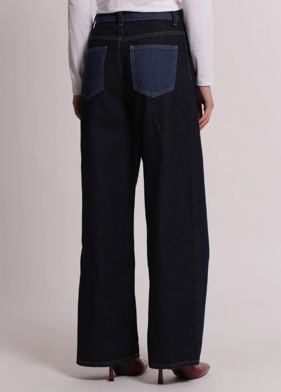 JEANS DE GANGA ESCURA , PERNA LARGA COM CINTURA CRUZADA - MIMI MUA