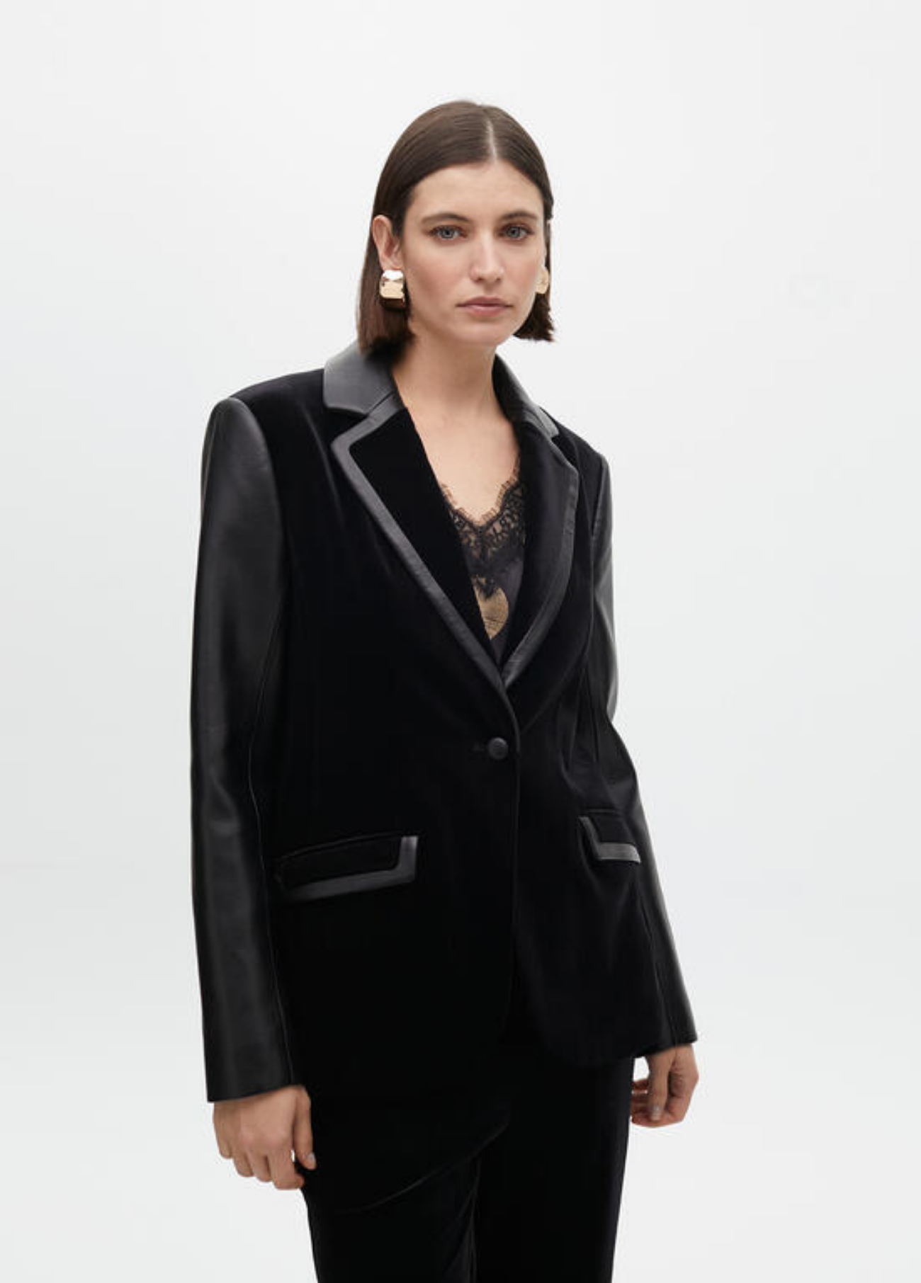 BLAZER PRETO COM CONTRASTE DE VELUDO E EFEITO PELE - LOLA CASADEMUNT