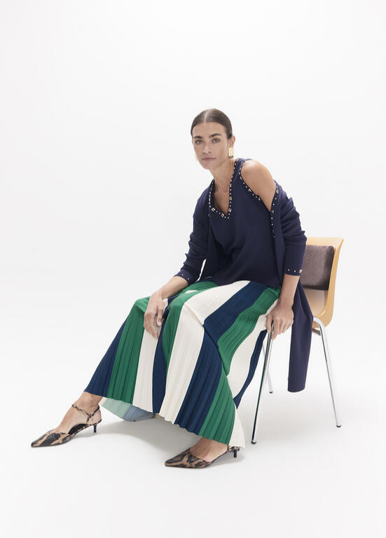 TOP DE MALHA AZUL MARINHO COM TACHAS DOURADAS LC - LOLA CASADEMUNT