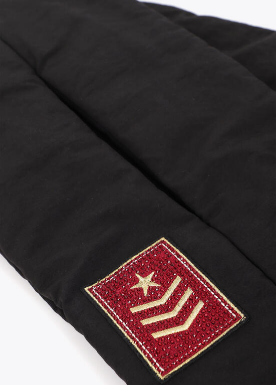 ESTOLA ACOLCHOADA EM NYLON PRETA COM EMBLEMA LC - LOLA CASADEMUNT