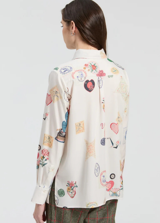 CAMISA BRANCA DE MANGA COMPRIDA E IMPRESSÃO DE VIAGENS - VILAGALLO