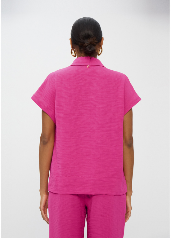 CAMISA FUCSIA DE MANGA CURTA EM TECIDO CRINKLE - LOLA CASADEMUNT