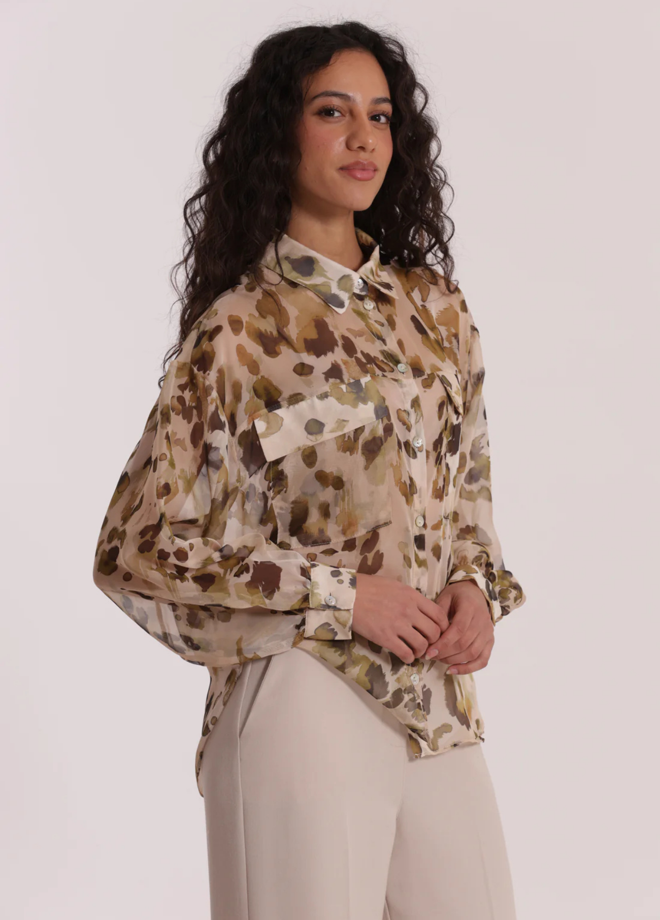CAMISA ESTAMPADA COM BOLSOS - MIMI MUA