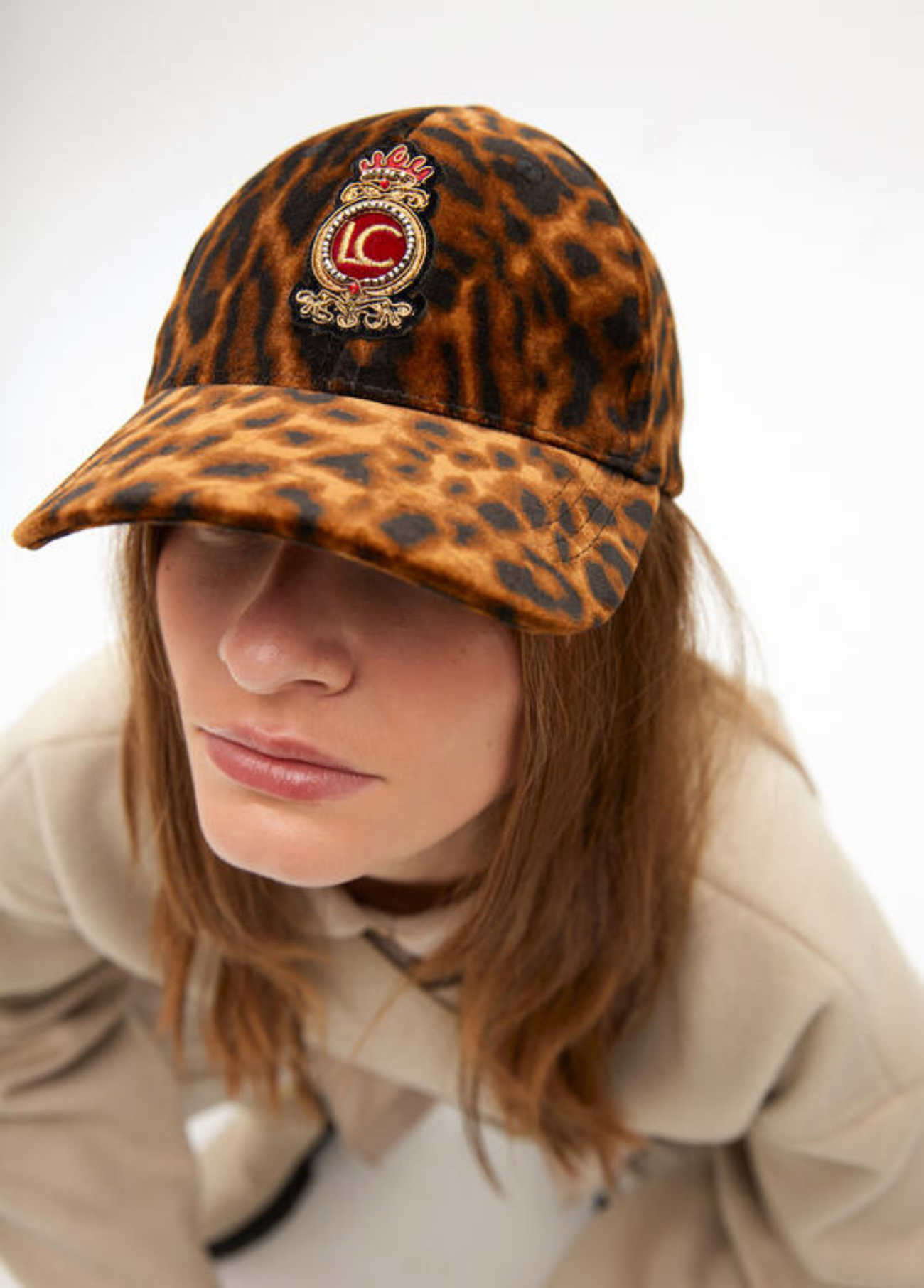 BONÉ ANIMAL PRINT COM APLICAÇÃO BORDADA LC - LOLA CASADEMUNT