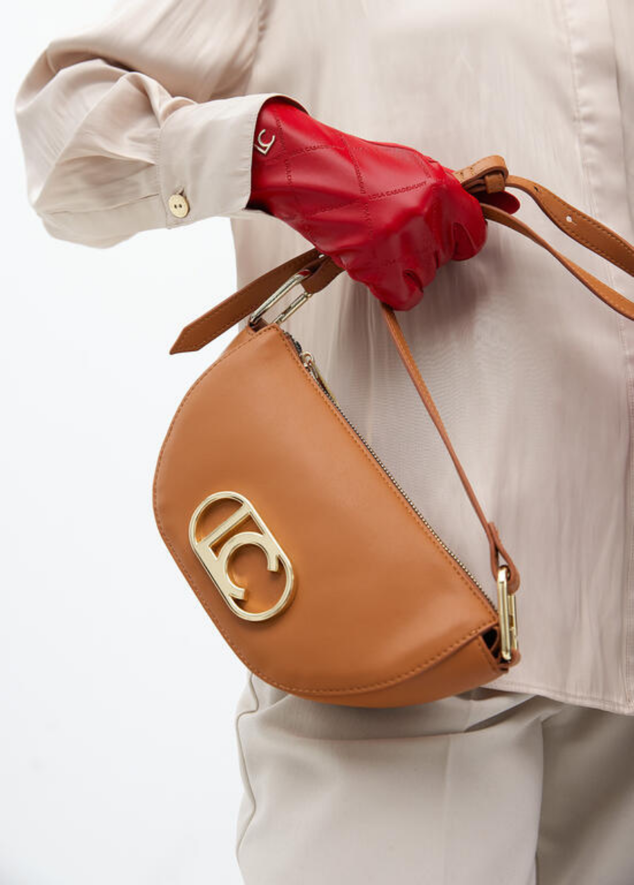 BOLSA TIRACOLO EM ECOPELE FORMA CRESCENTE - LOLA CASADEMUNT