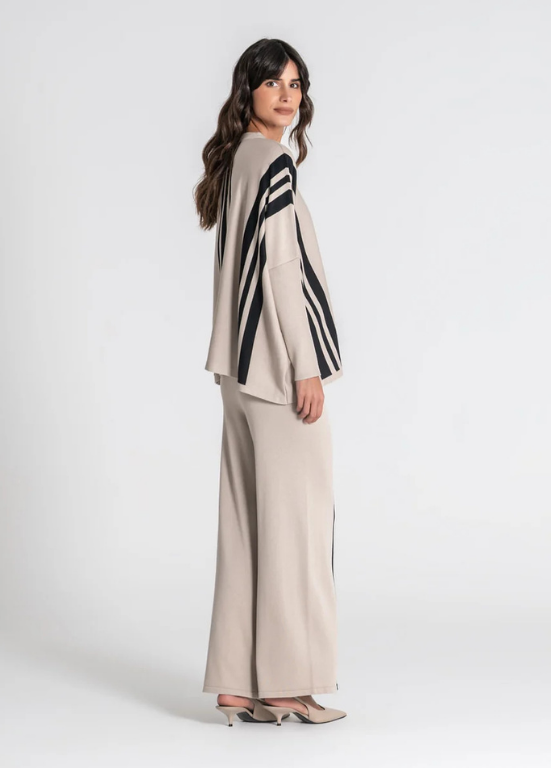 CAMISOLA DE MALHA OVERSIZE BEGE COM RISCAS PRETAS - RUGA