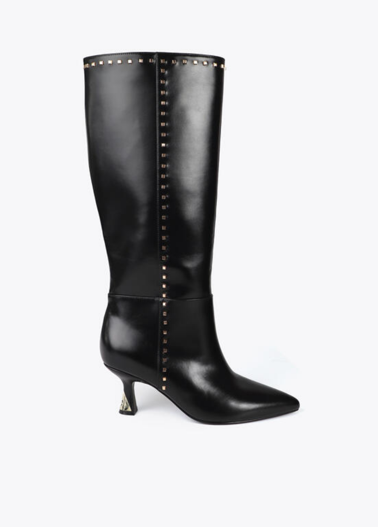 BOTAS COM TACHAS DOURADAS E PORMENOR DE SALTO DOURADO - LOLA CASADEMUNT