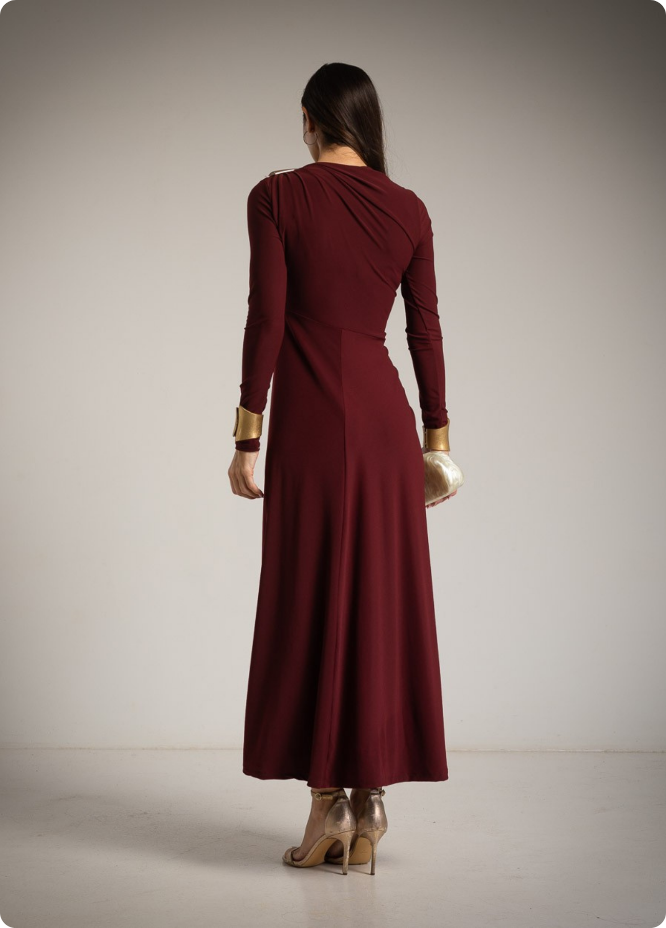 VESTIDO ELEGANTE COM APLICACAÇÃO DOURADA - ALBANOS