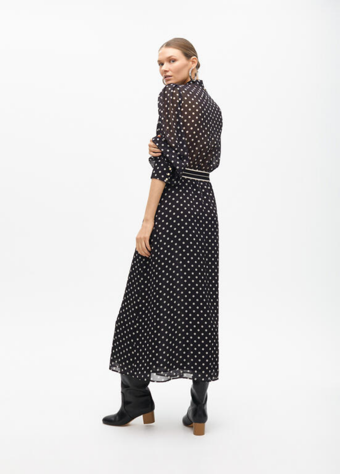 VESTIDO MIDI PRETO PADRÃO POÁS E LAÇO NA GOLA - LOLA CASADEMUNT BY MAITE