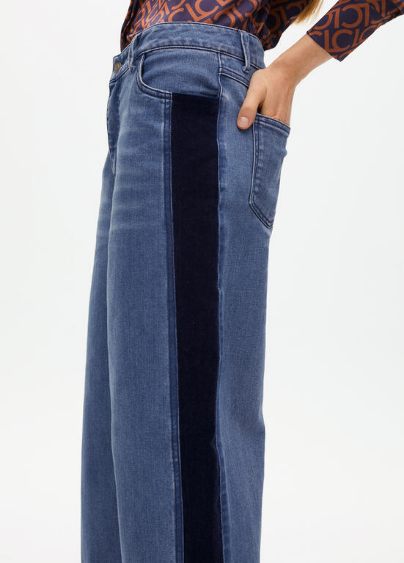 JEANS WIDE LEG COM FAIXA LATERAL EM VELUDO - LOLA CASADEMUNT
