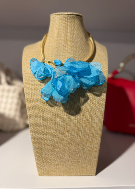 GARGANTILHA COM FLORES EM TECIDO TIPO ORGANZA - ALIBY