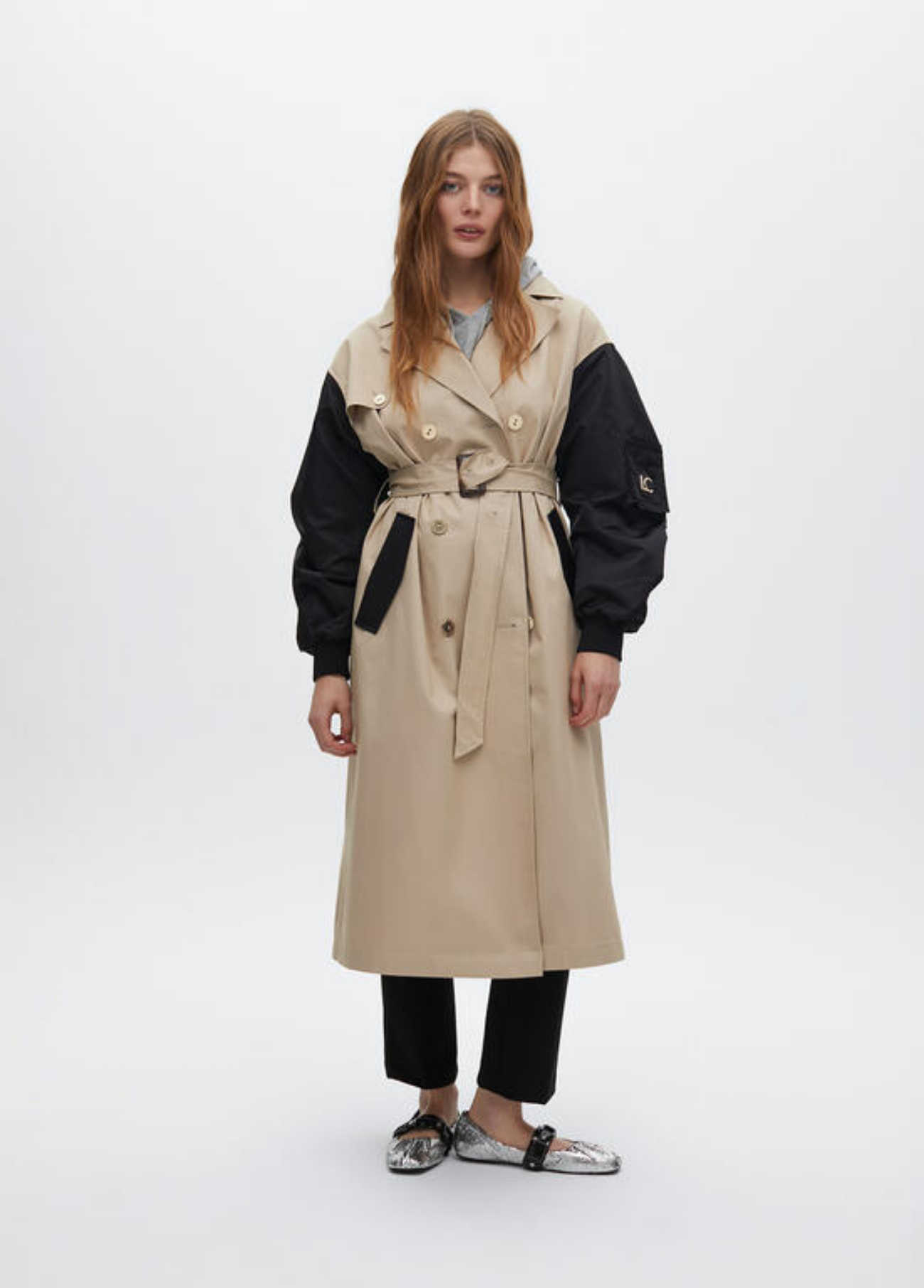 TRENCH COAT BEGE COM MANGAS CONSTRASTANTES EM PRETO - LOLA CASADEMUNT