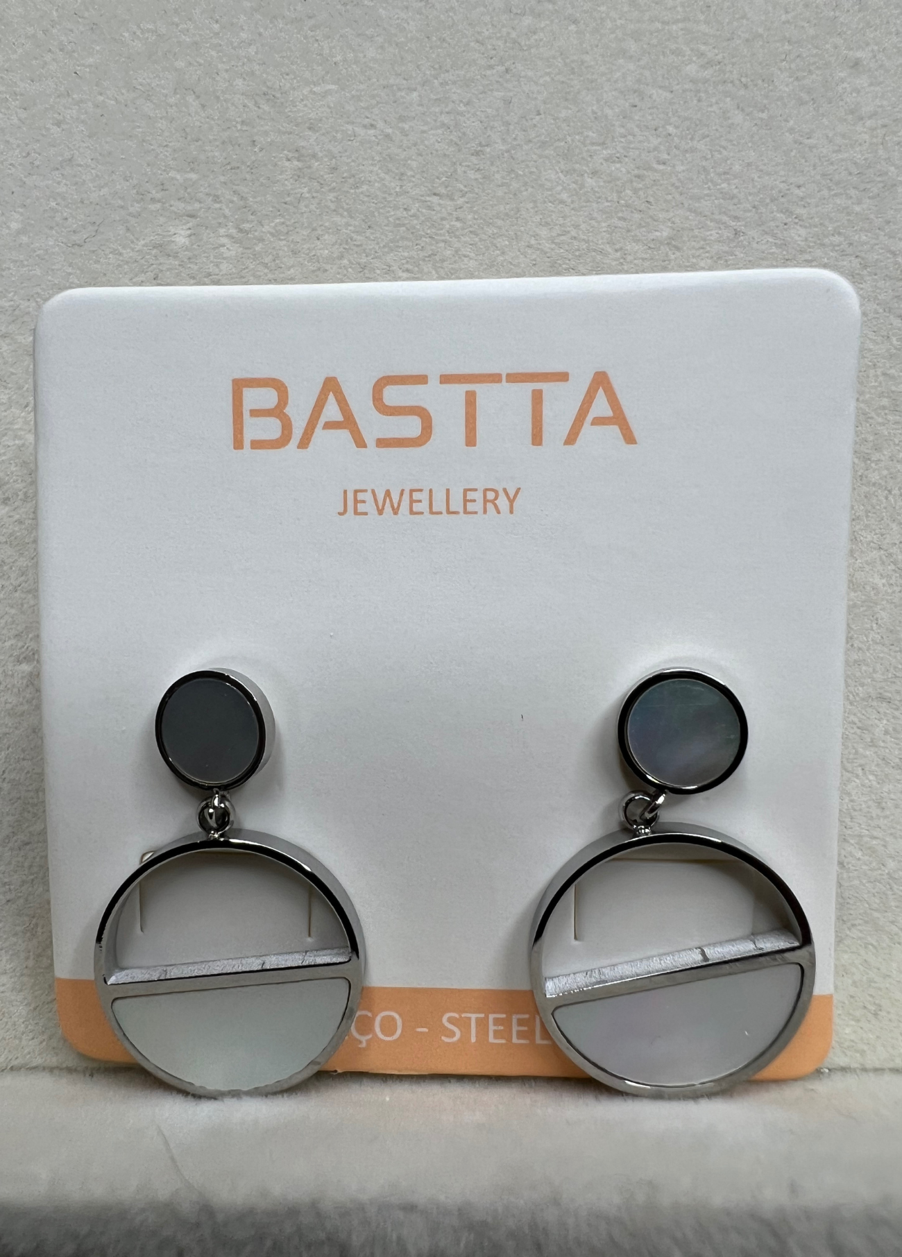 BRINCOS PRATEADOS COM MADRE PÉROLA - BASTTA