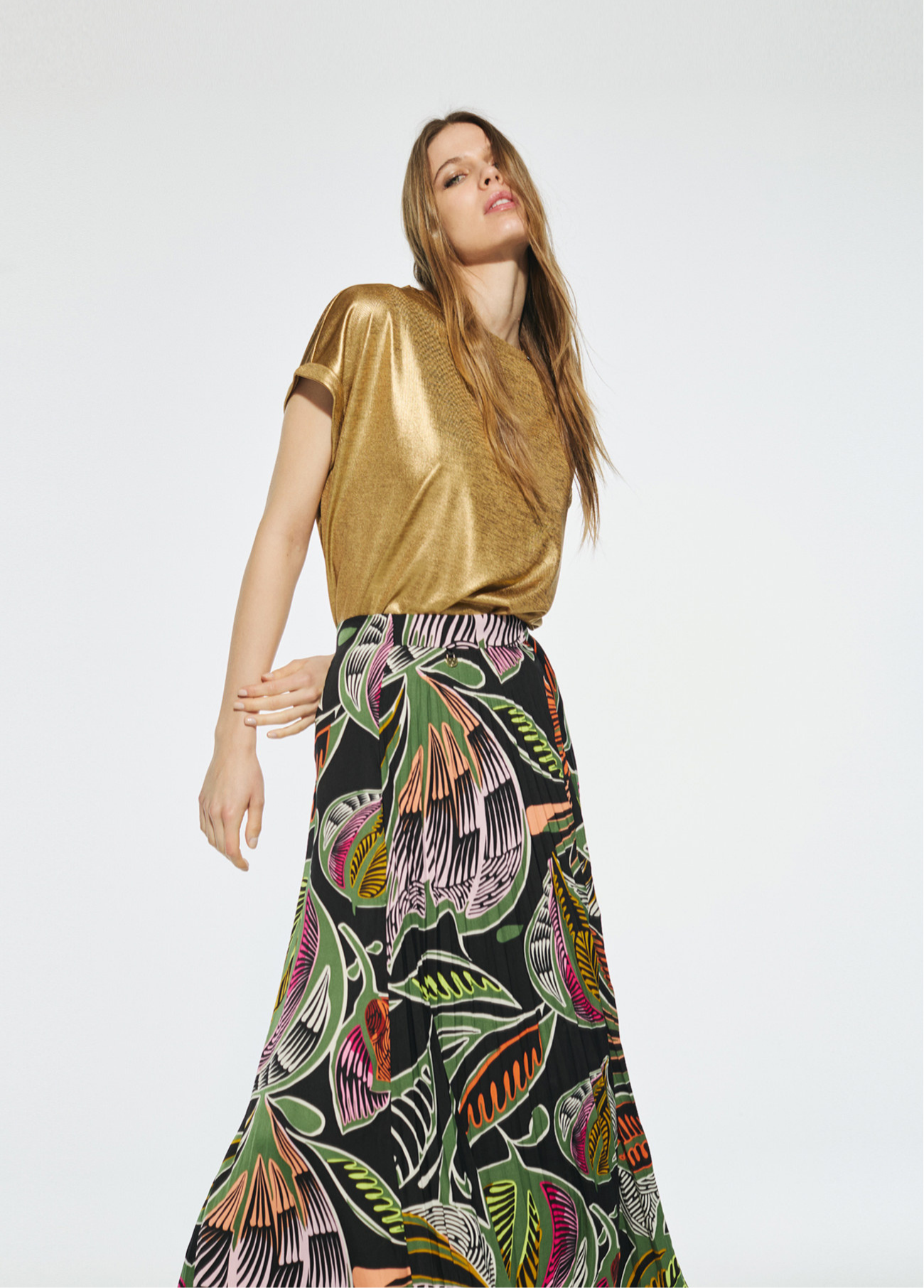 SAIA PLISSADA COM ESTAMPADO TROPICAL - LOLA CASADEMUNT
