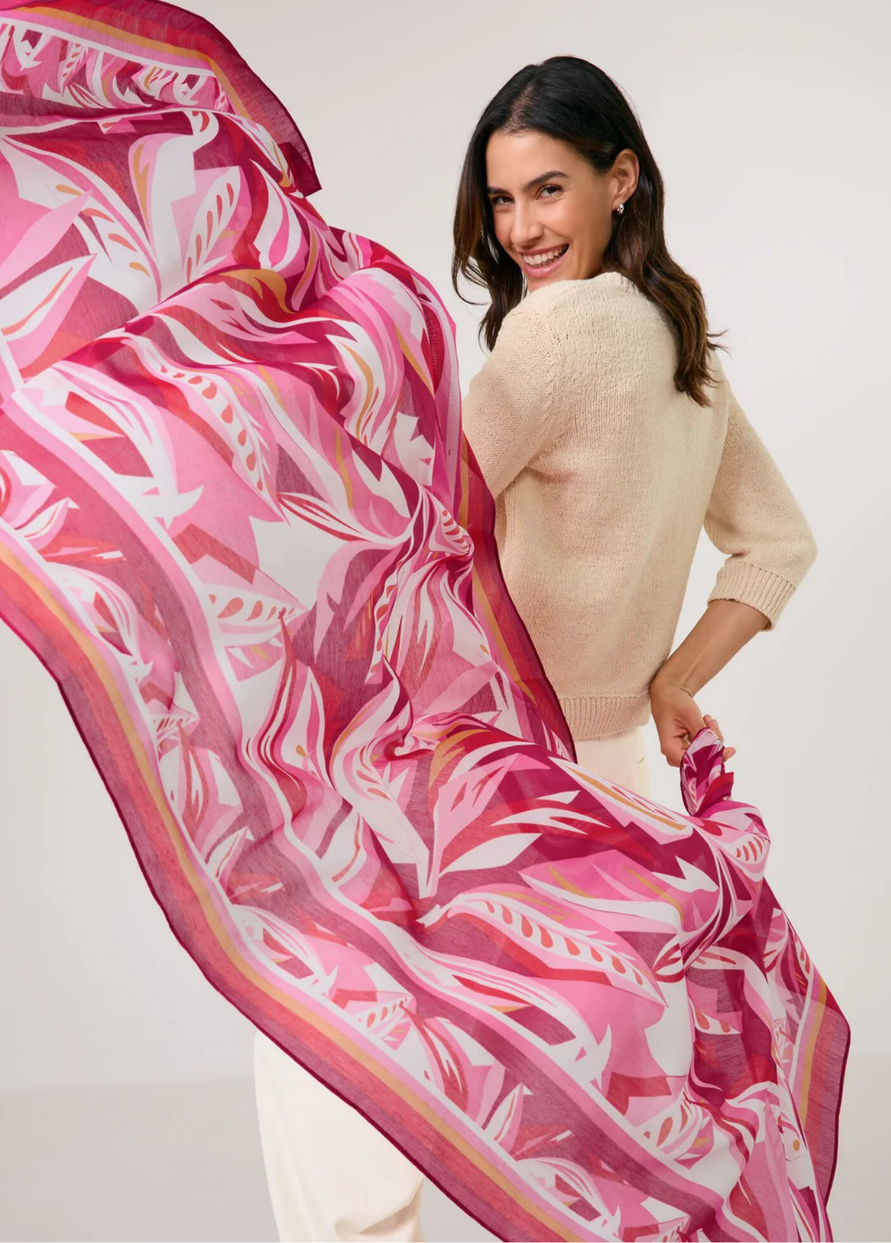 ECHARPE MACIA COM PADRÃO FLORAL MULTICOLOR - GERRY WEBER
