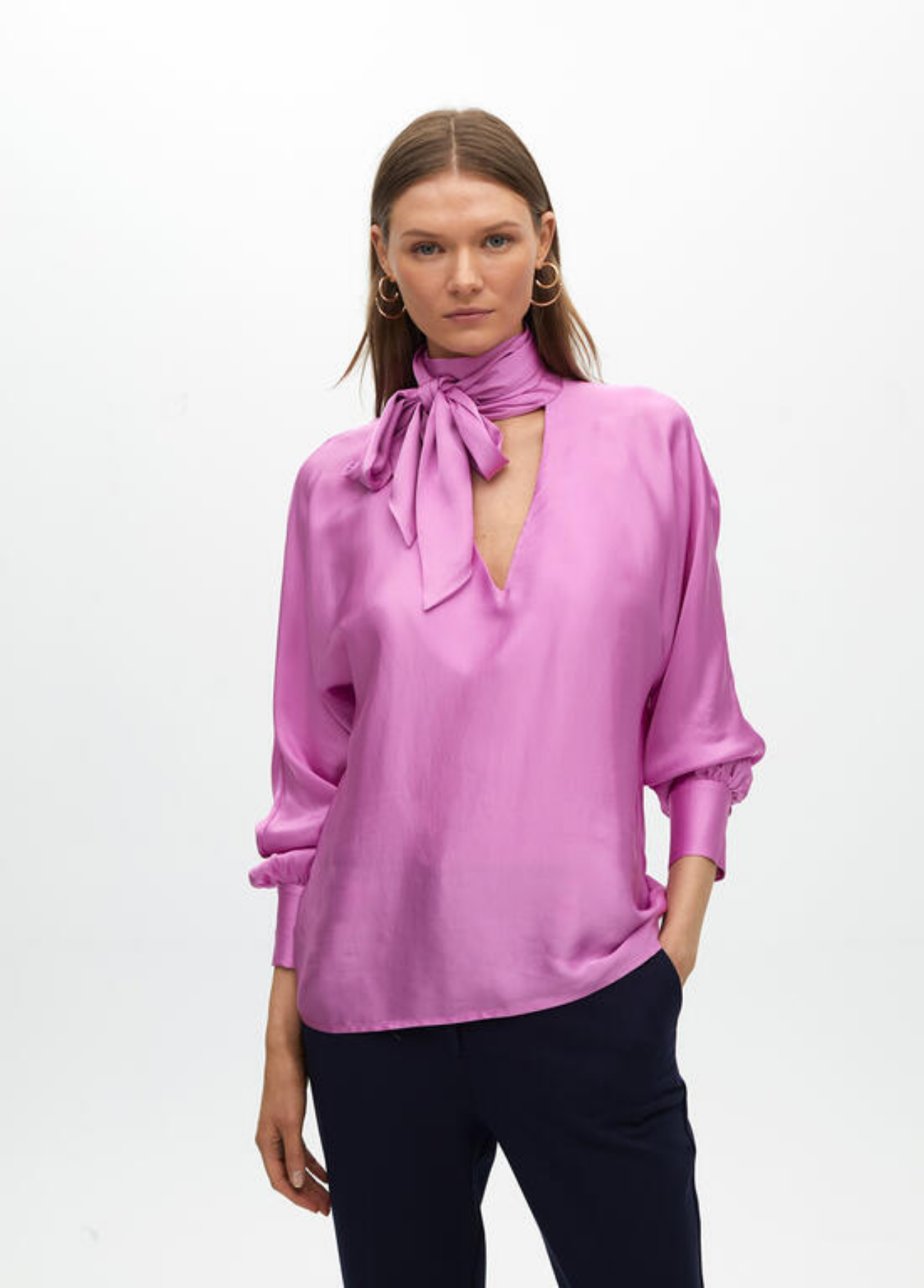 BLUSA DE CETIM ROSA COM LAÇO NA GOLA - LOLA CASADEMUNT BY MAITE