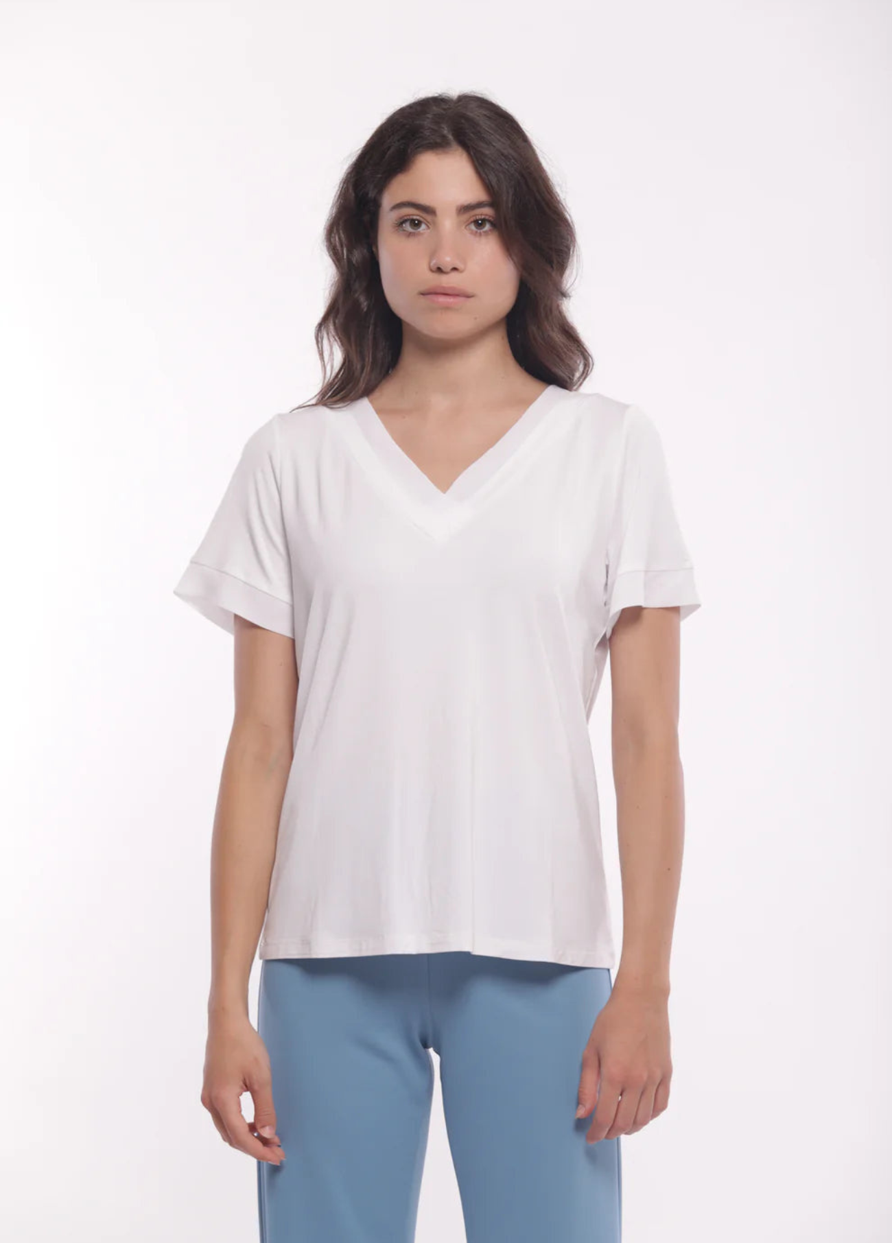 T-SHIRT COM DECOTE EM V E DETALHES EM GEORGETTE