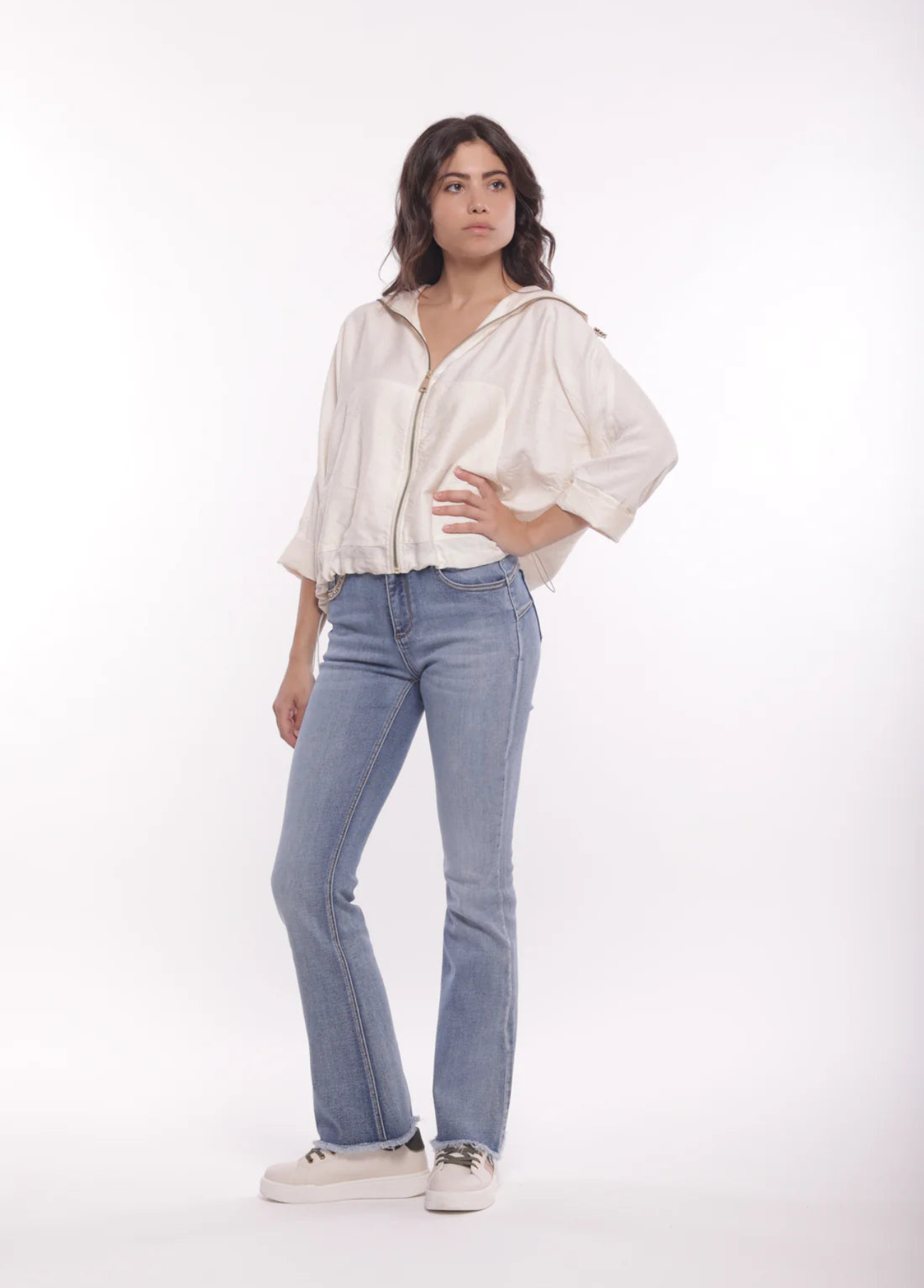 CALÇAS JEANS FLARE COM DETALHE NO BOLSO - MIMI MUA