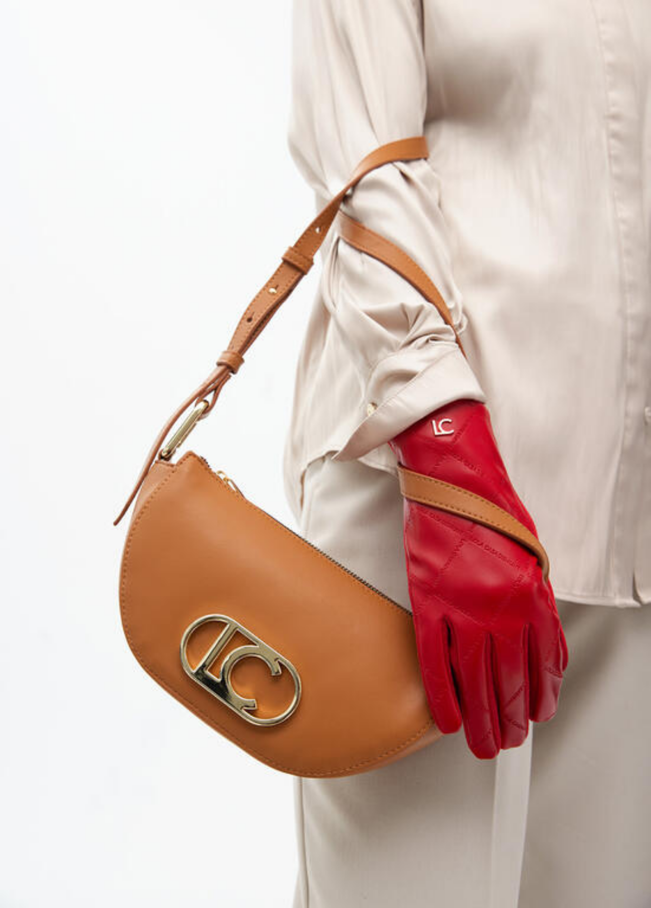 BOLSA TIRACOLO EM ECOPELE FORMA CRESCENTE - LOLA CASADEMUNT