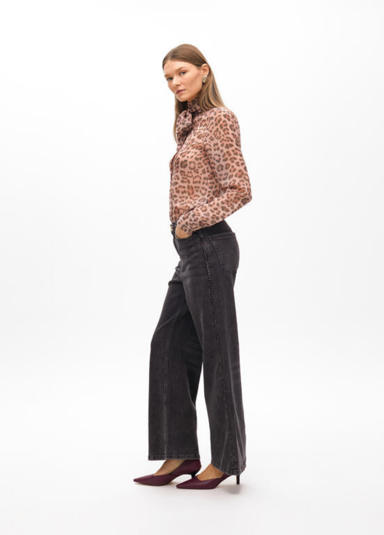 JEANS PRETAS COM APLICAÇÃO LATERAL - LOLA CASADEMUNT