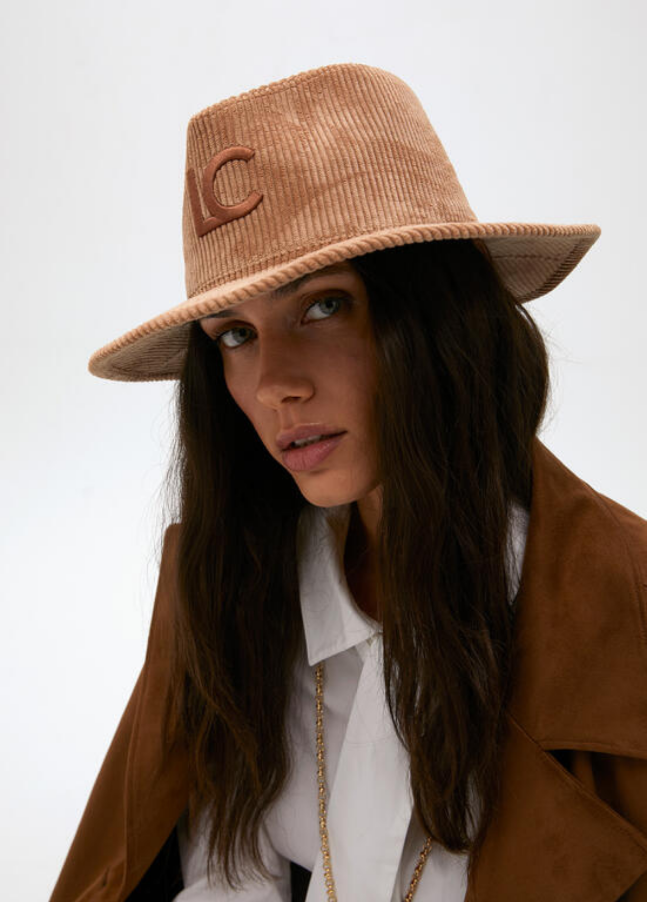 CHAPÉU BOMBAZINE CAMEL COM BORDADO LC - LOLA CASADEMUNT